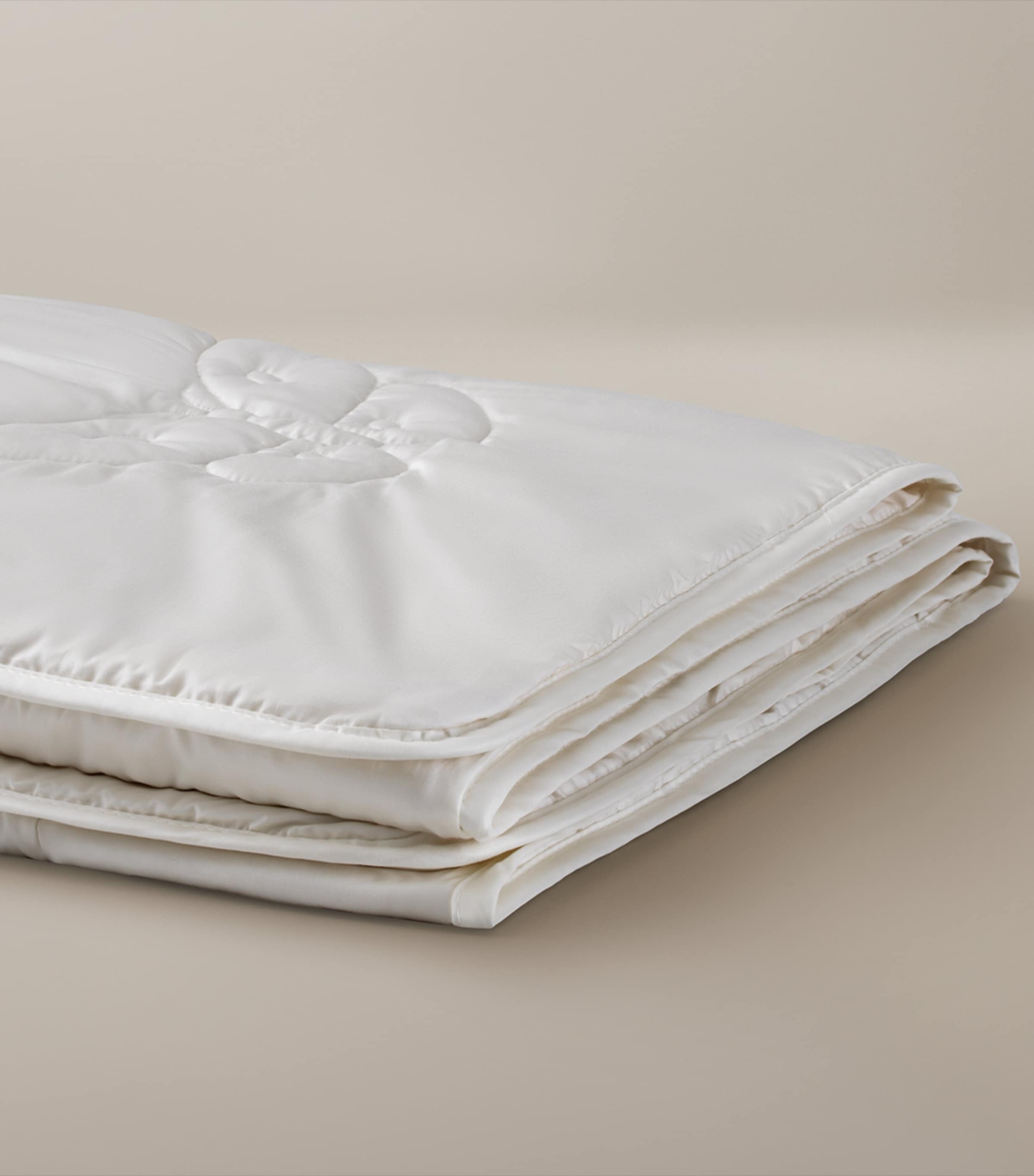 Super King Silk Duvet (4.5 Tog) CHAMPAGNE Image 2