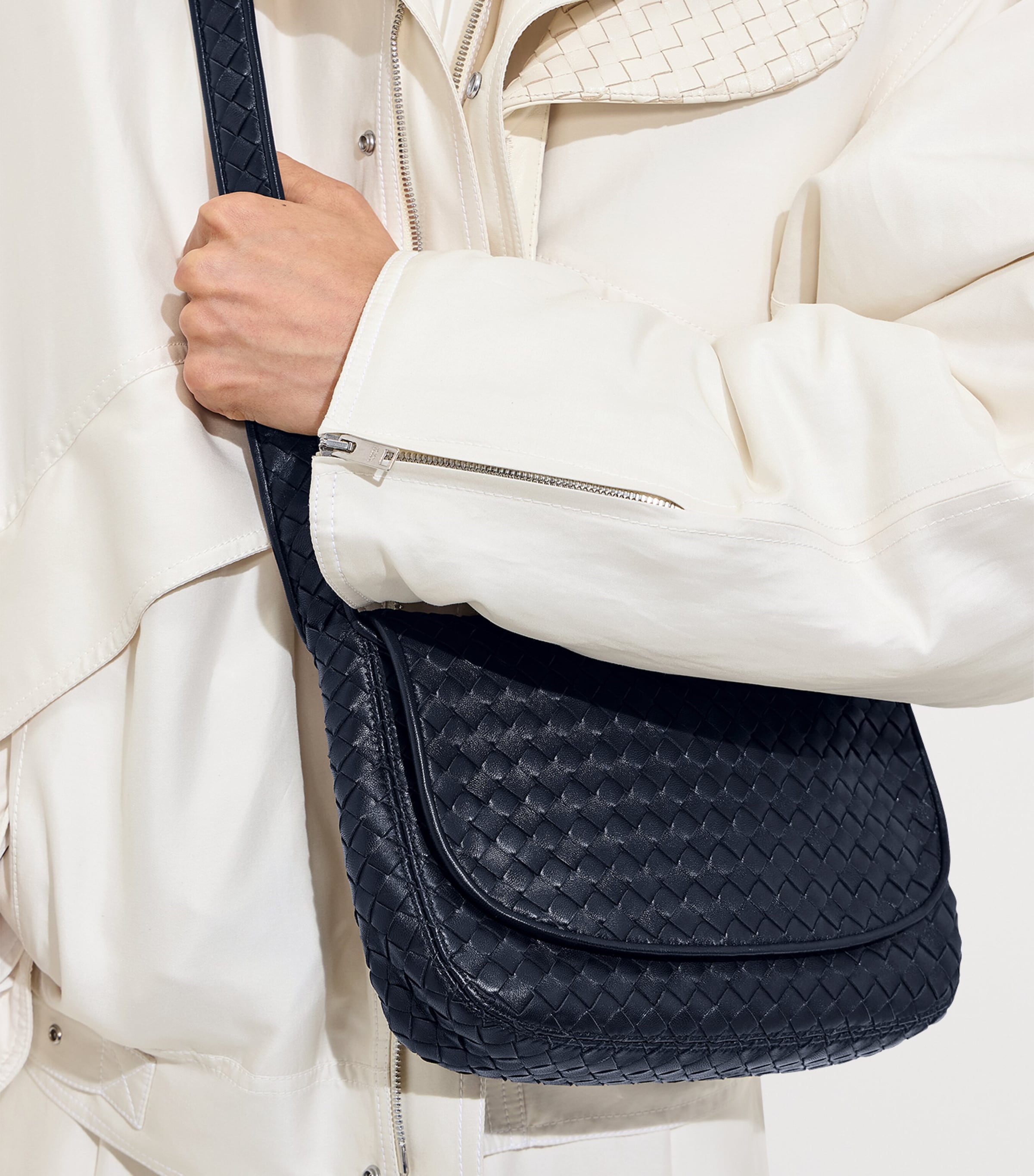 Bottega Veneta Leather Veneto Messenger Bag Image 2