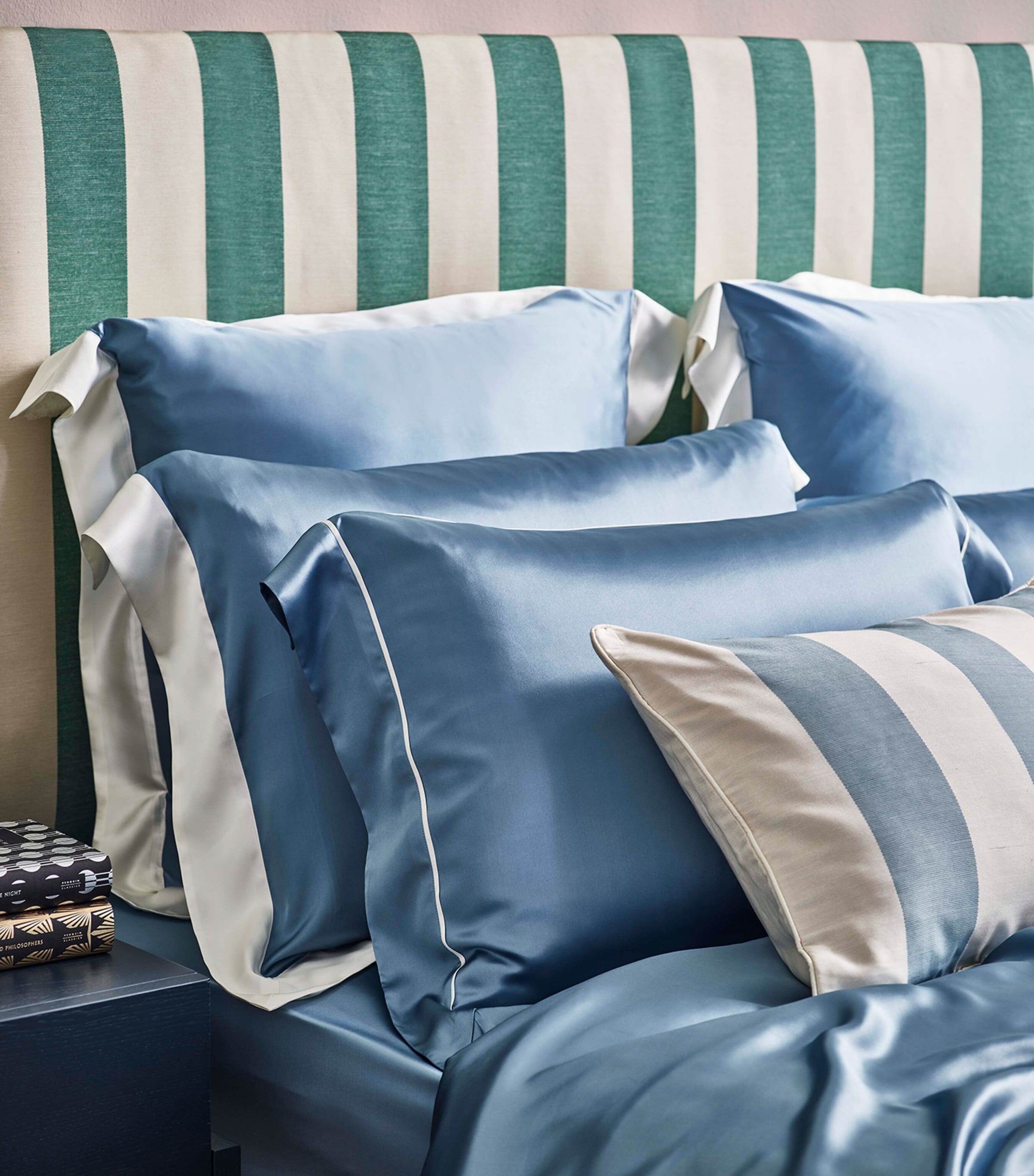 Silk King Fitted Sheet (150cm x 200cm) SMMRHLL BLUE & IVORY Image 2