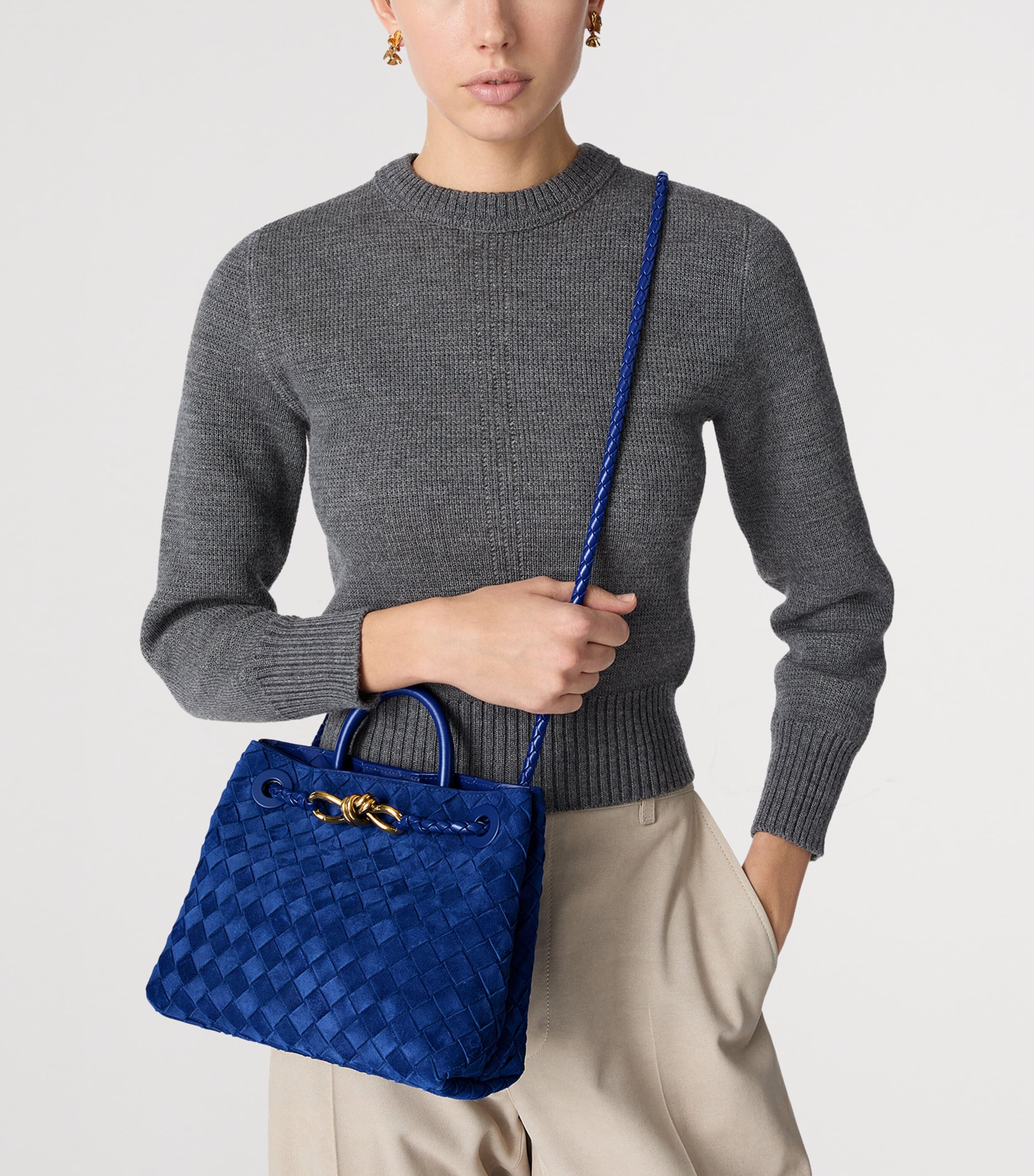 BOTTEGA VENETA サンショルダーバッグ イントレチャート×フラワー刺繍 ブルー　IKZ-448 スモール イントレチャート カメラバッグ のために メンズ で ブルー