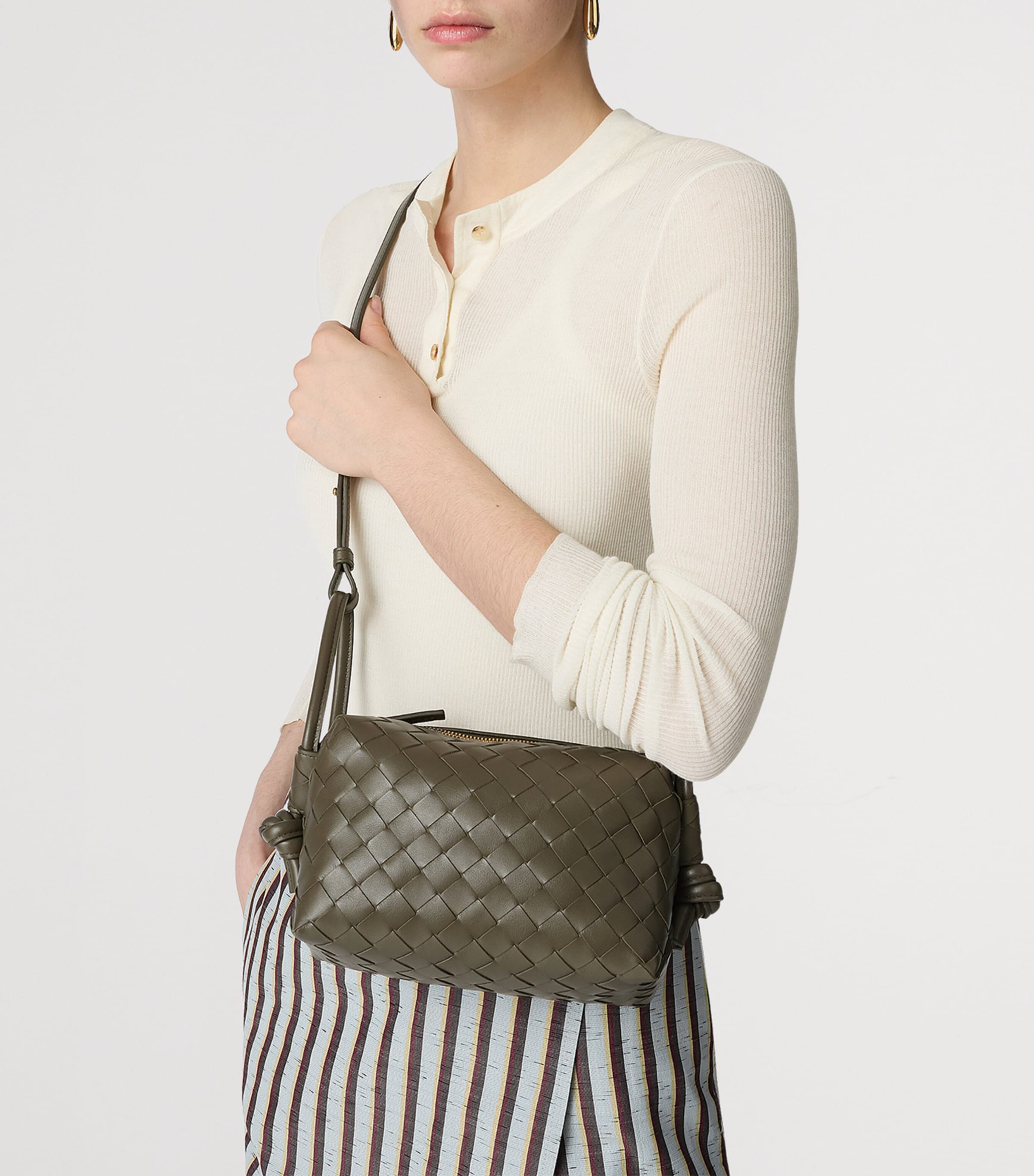 正規店買付【BOTTEGA VENETA】ループ 編み レザー バッグ Bottega Veneta Small Leather Loop Top-Handle Bag | Harrods US