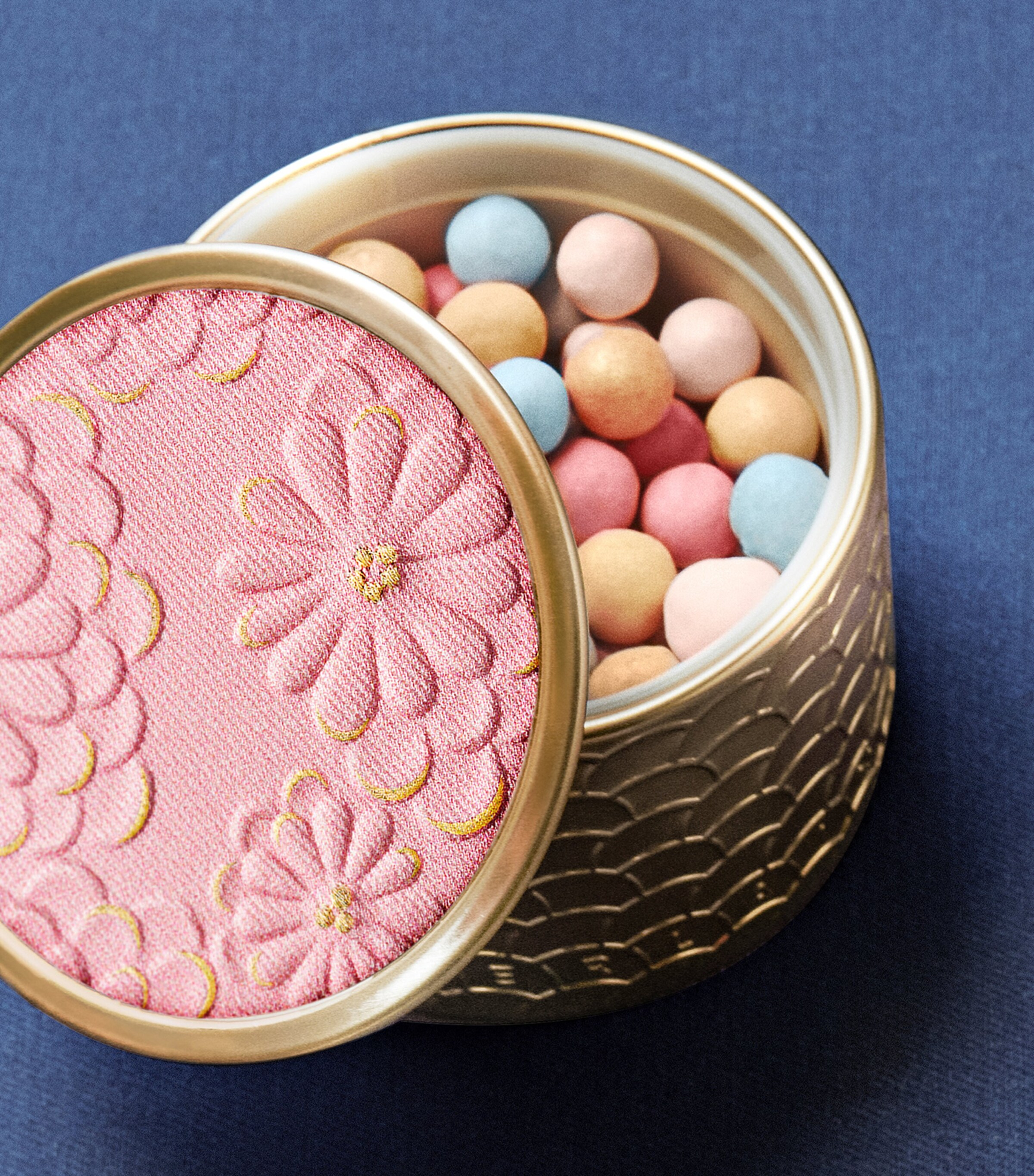 Guerlain Météorites Light-Revealing Pearls of Powder Blooming Glow Image 5