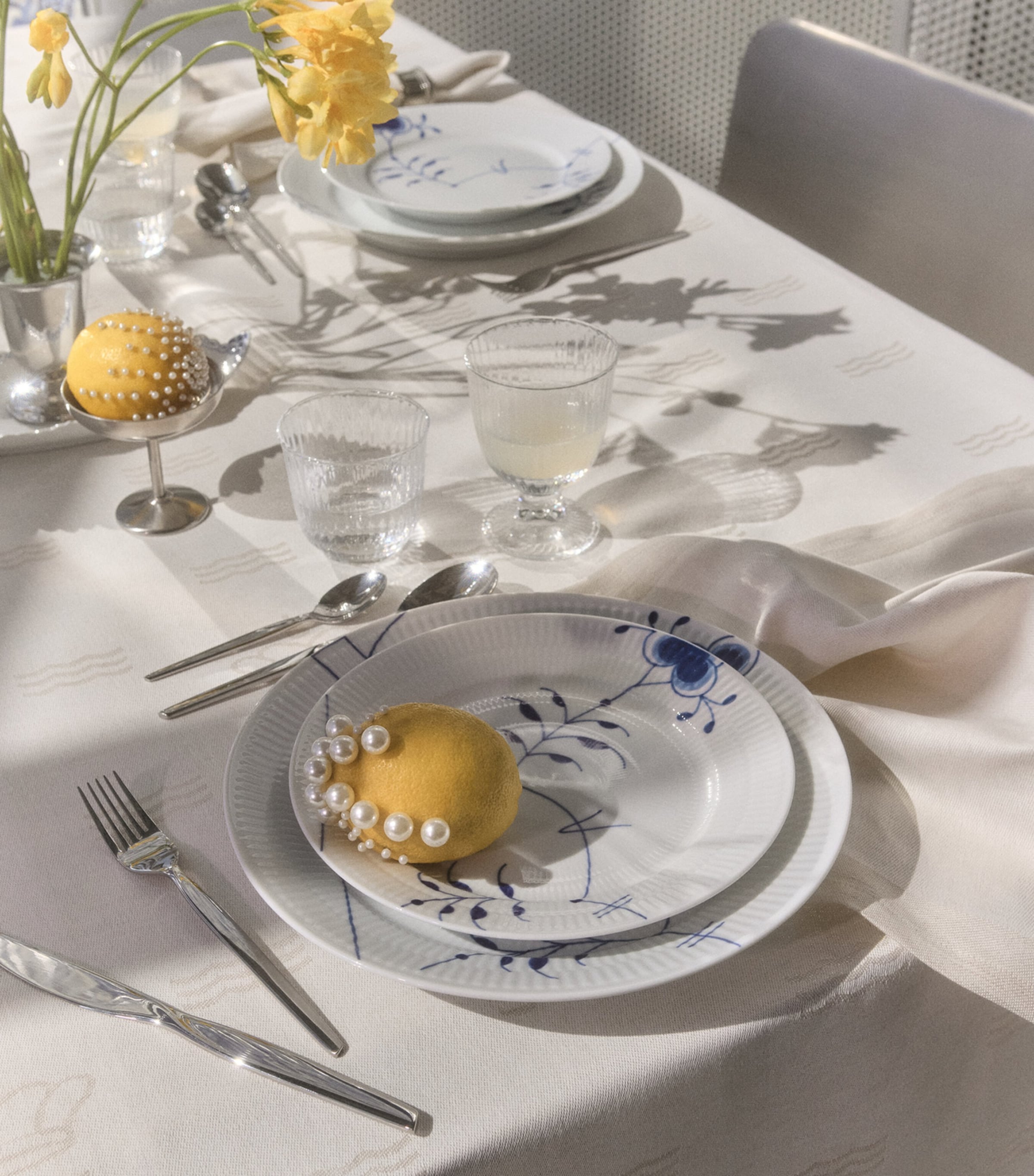 Set of 2 Jacquard Waves Napkins (45cm x 45cm) WHITE Image 4