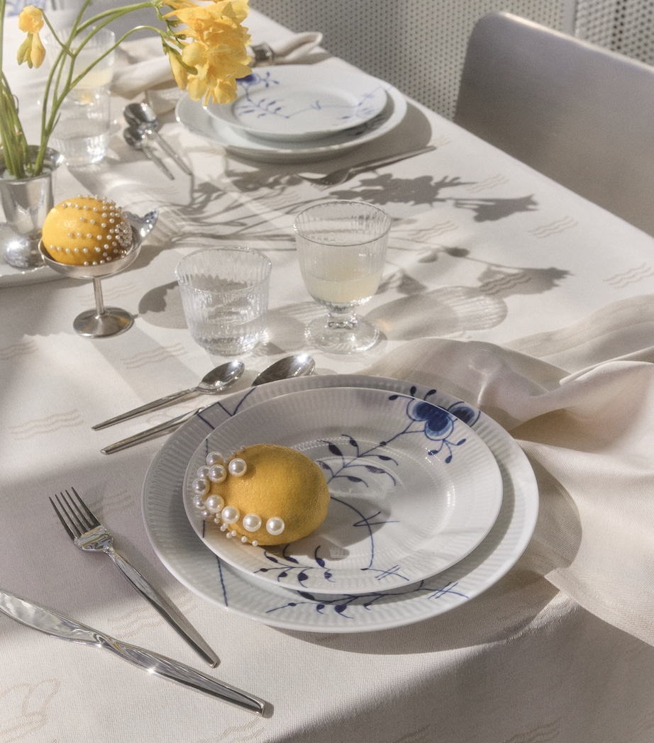 Set of 2 Jacquard Waves Napkins (45cm x 45cm) WHITE Image 4