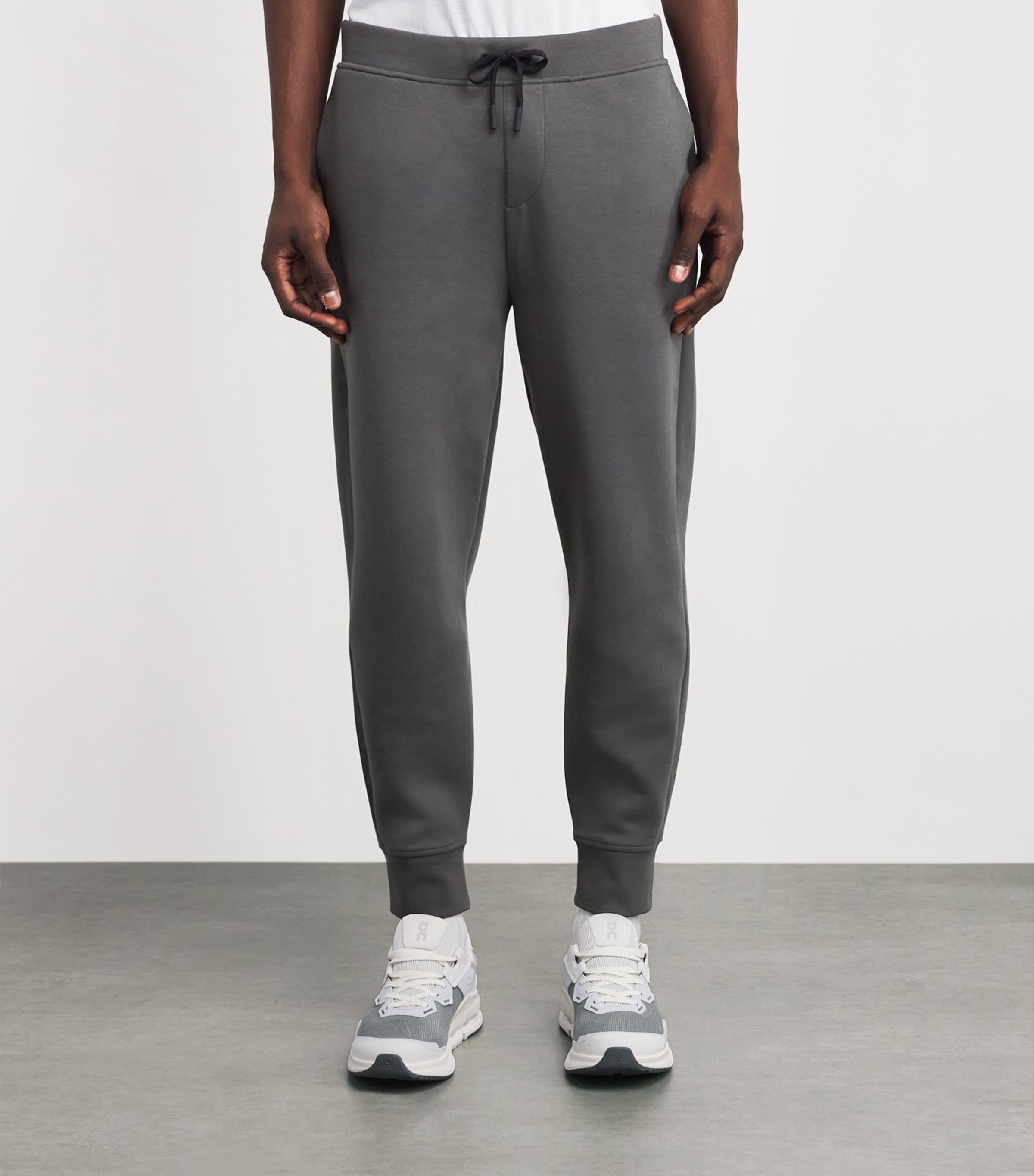 On Mens Cotton-Blend Focus Tech Sweatpants Shadow Image 4