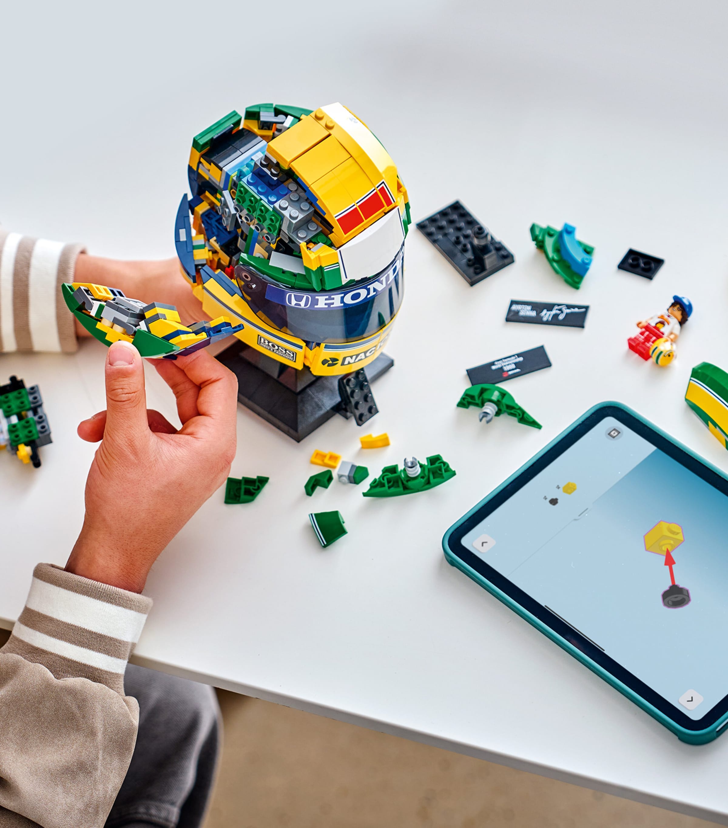 Lego Editions Ayrton Senna Helmet 43024 Image 3