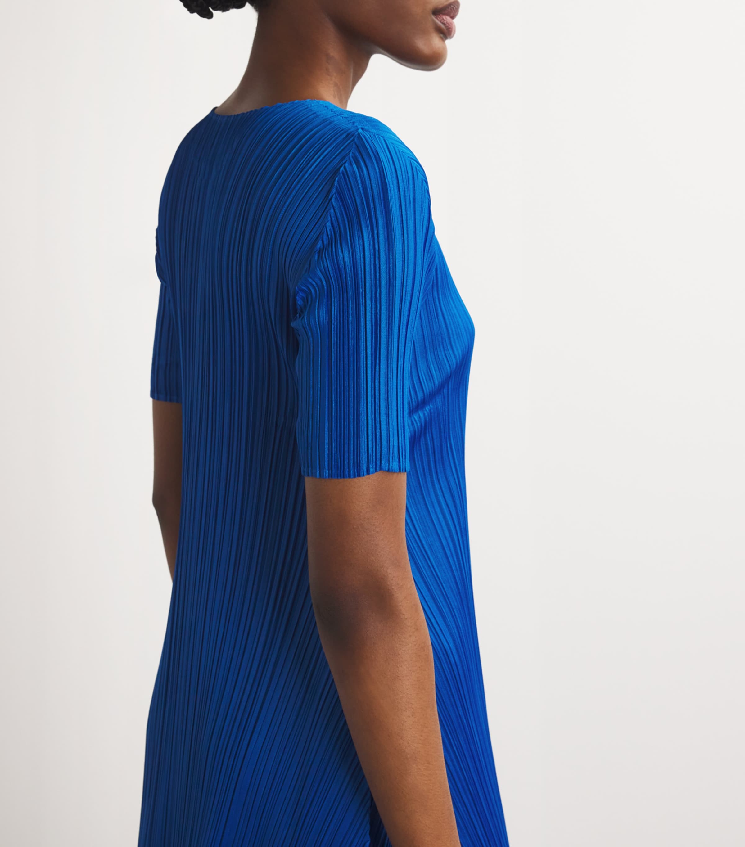 EFFICIENT SQUARE Top Blue – The official ISSEY MIYAKE ONLINE
