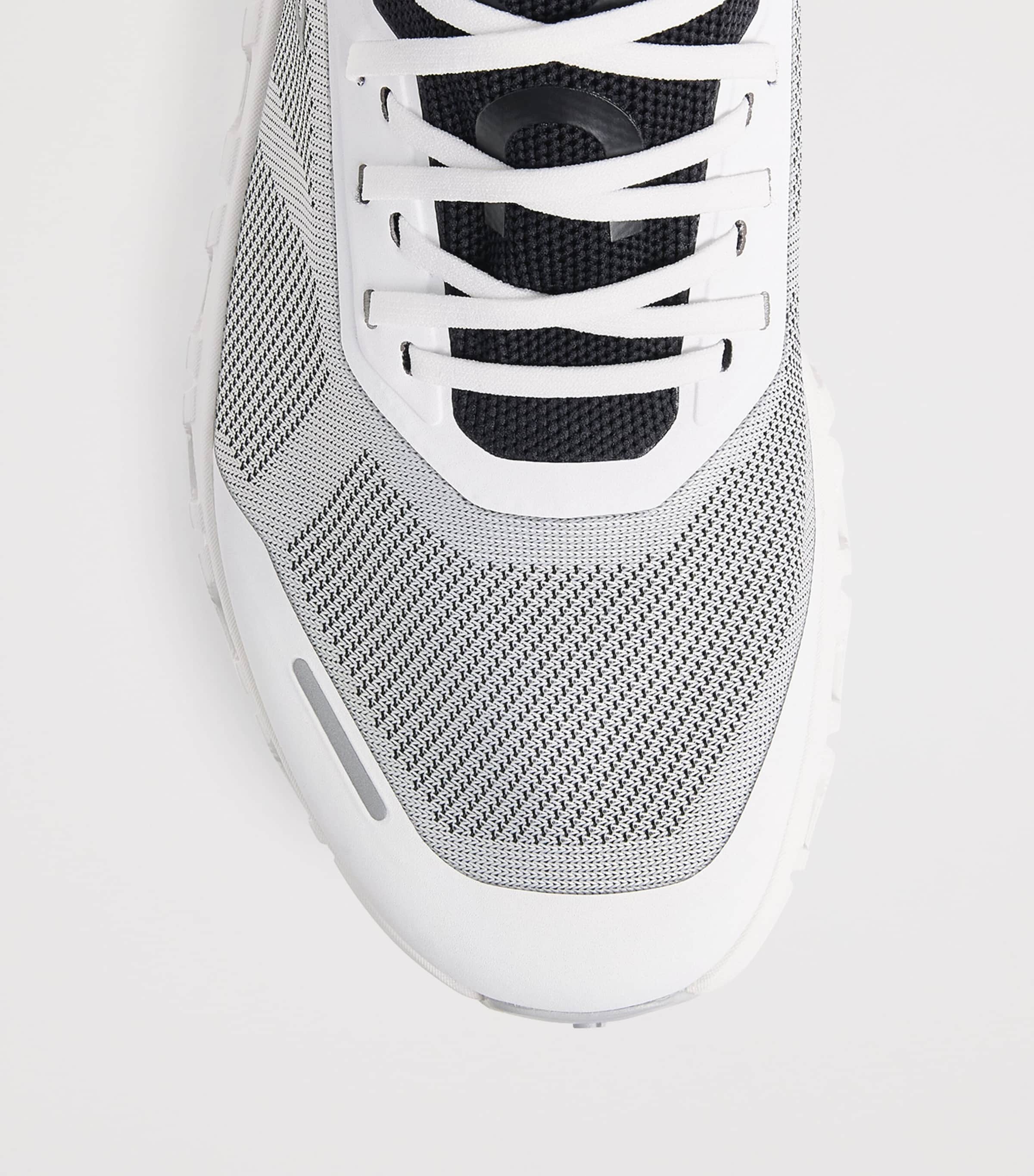 On Womens Cloud 6 Versa Trainers White | Black Image 6