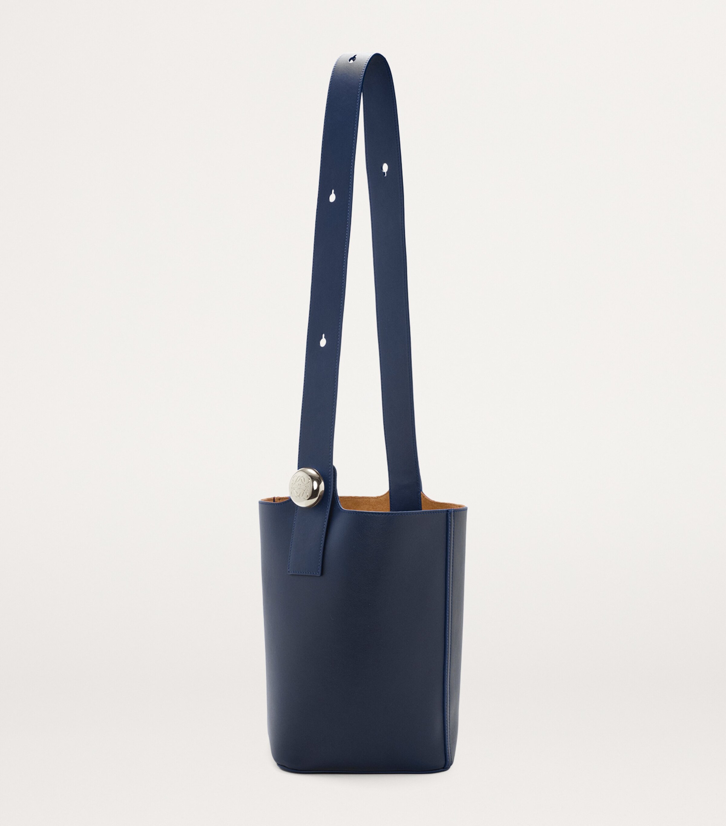 Medium Leather Pebble Bucket Bag ABYSS BLUE Image 4