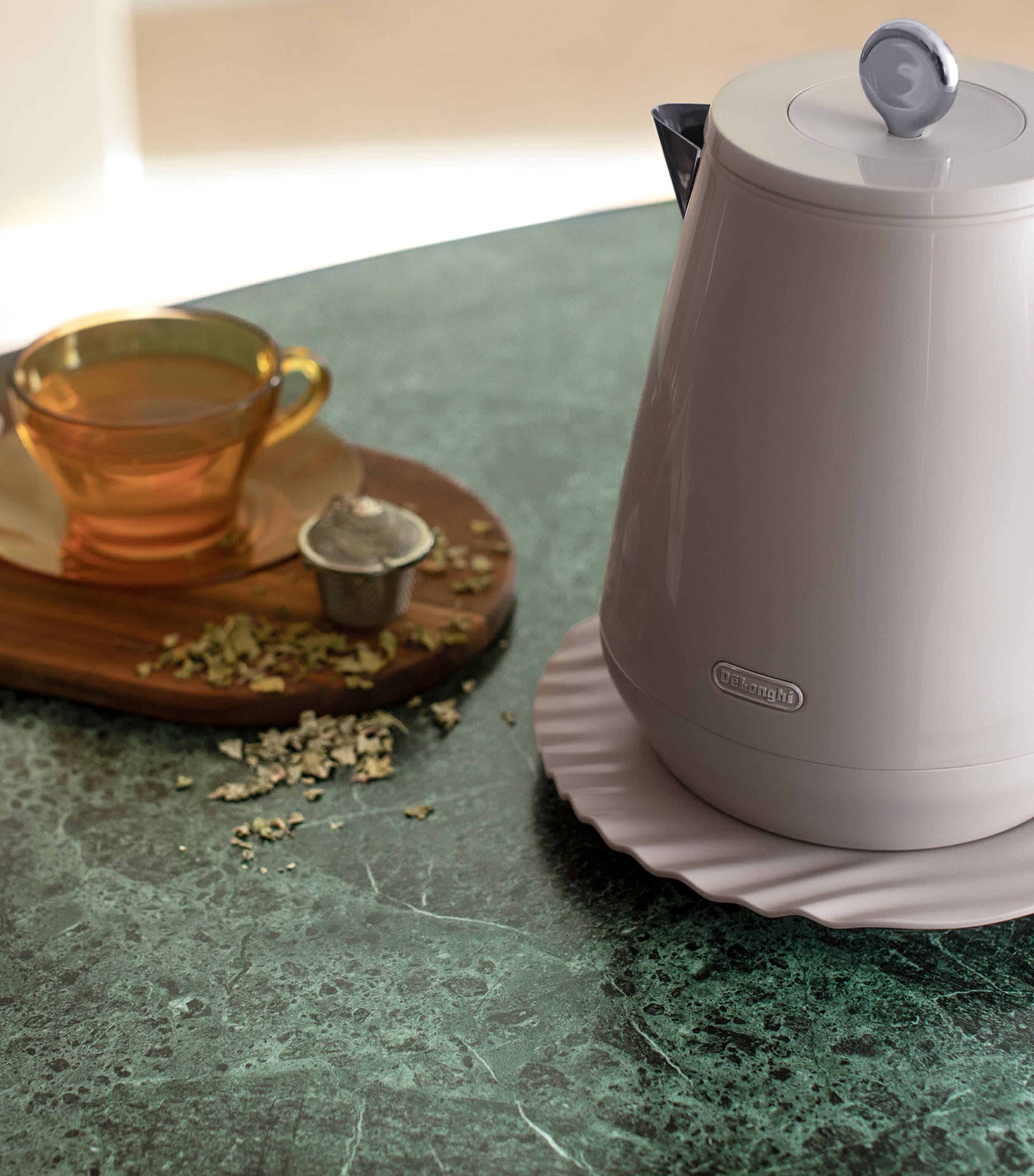 De'Longhi Eclettica Kettle (1.7L) Beige Image 7