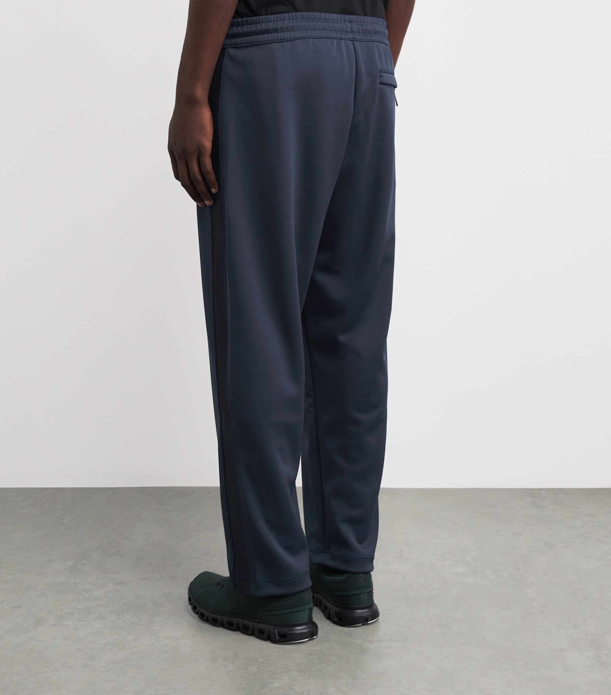On Mens Recycled Courtside Sweatpants Midnight Image 5