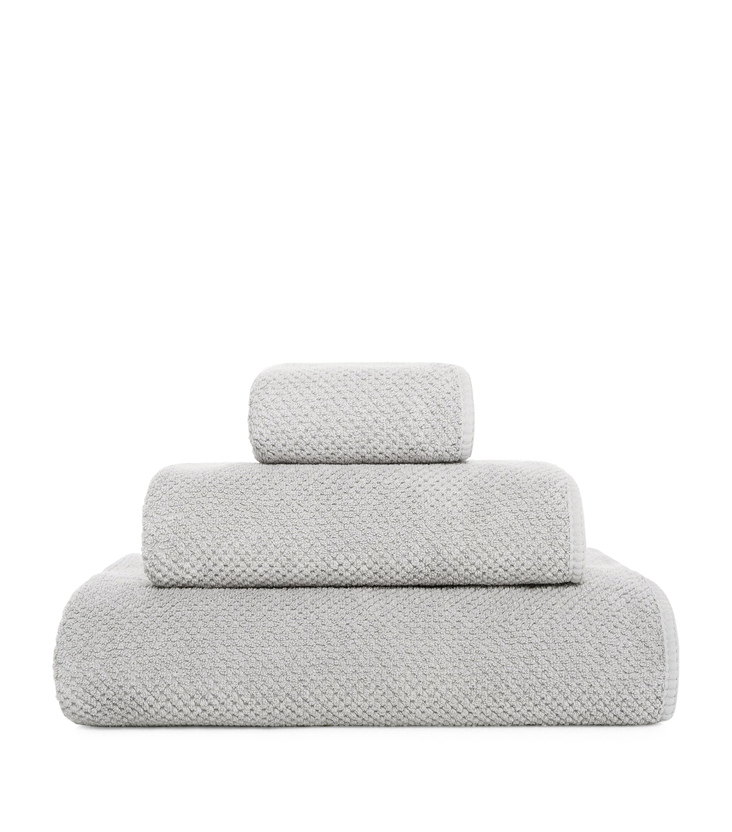 Graccioza Bee Waffle Bath Towel In Gray