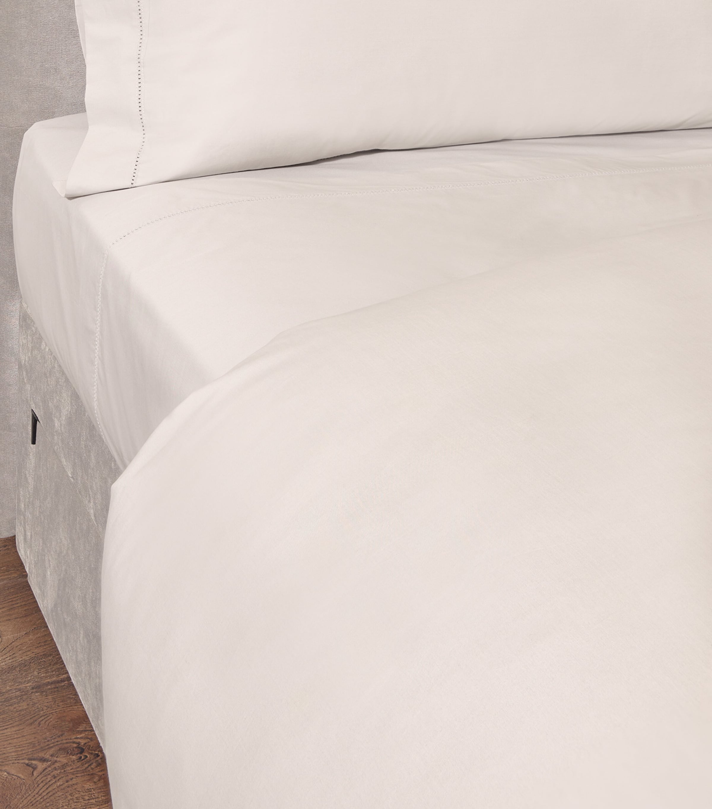 Harrods of London Cadogan Emperor Fitted Sheet (215cm x 215cm) Light Grey Image 5