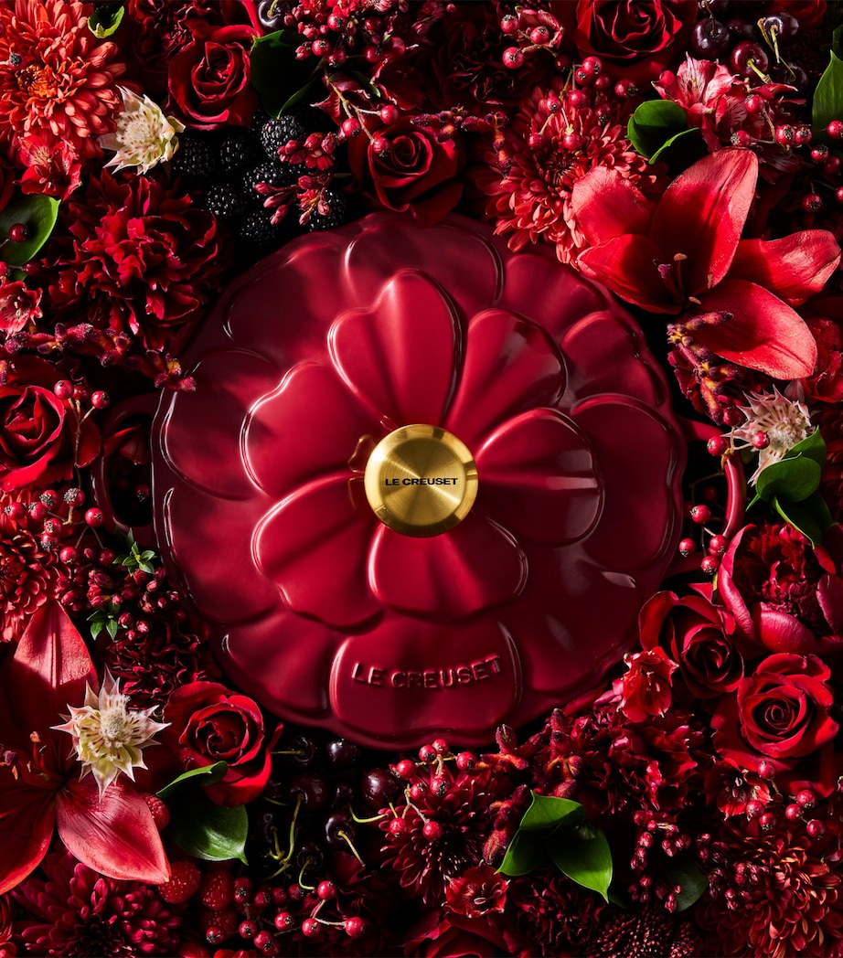 Cast Iron Petal Shallow Casserole Dish (26cm) NO COLOUR Image 3