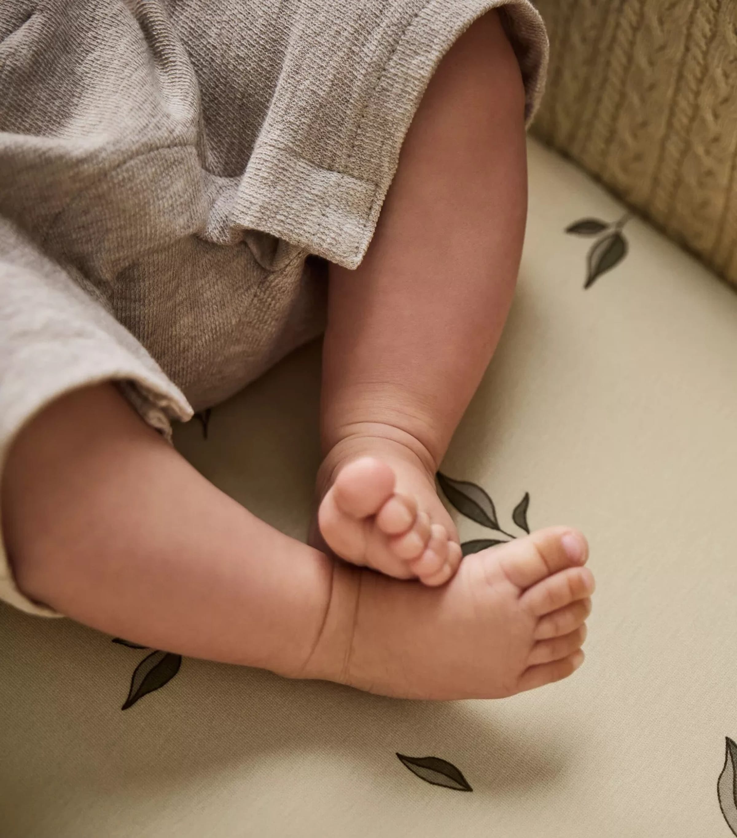 The Little Green Sheep Organic Cotton Moses Basket Fitted Sheets (Set of 2) Linen Image 4
