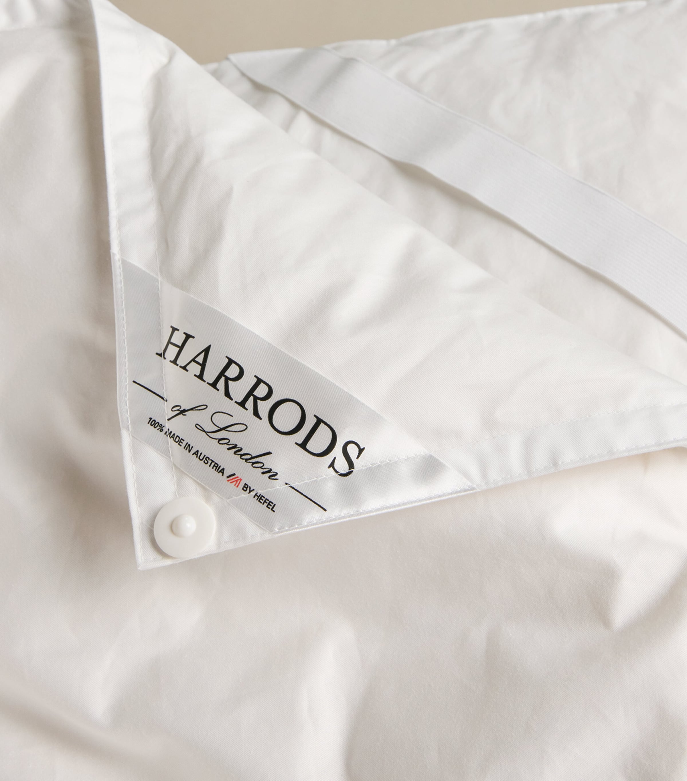 Harrods of London Thermal Balance Super King Mattress Protector (180cm x 200cm) White Image 3