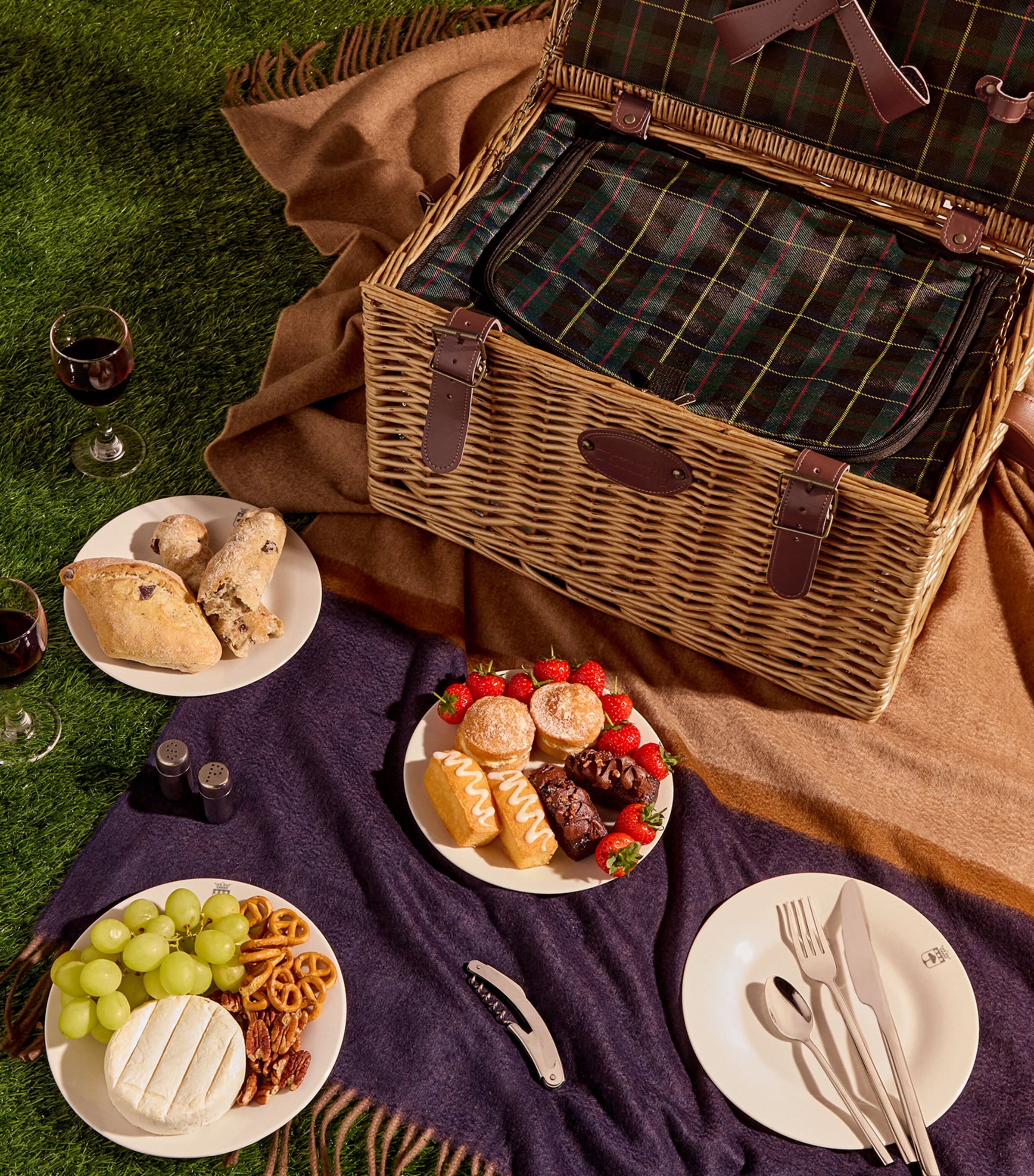 Les Jardins de la Comtesse Trianon Picnic Basket and Dining Set