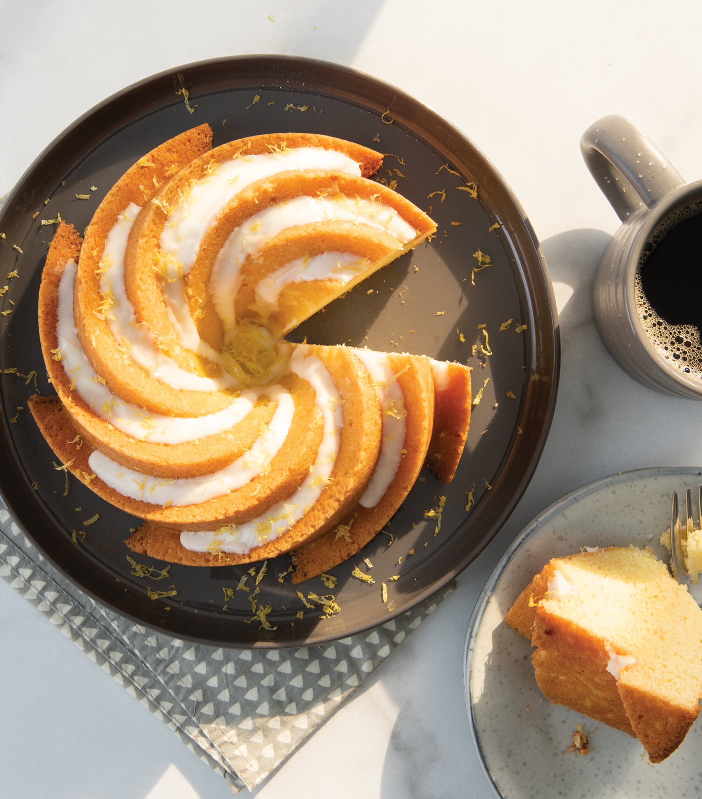 6 Cup Heritage Bundt Baking Tray GOLD Image 4