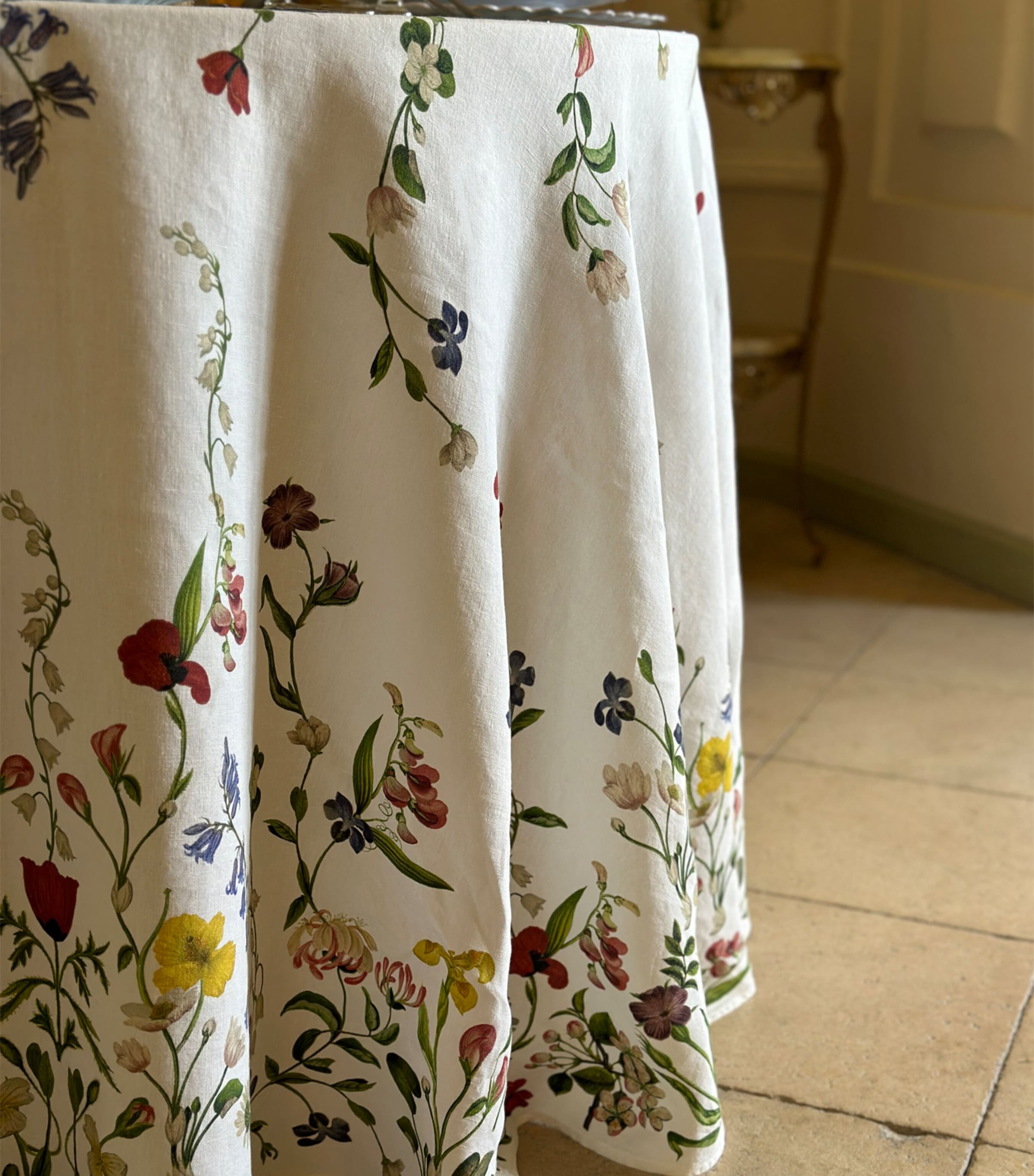 Summerill & Bishop Linen Botanical Wildflower Tablecloth (260cm) White Image 4