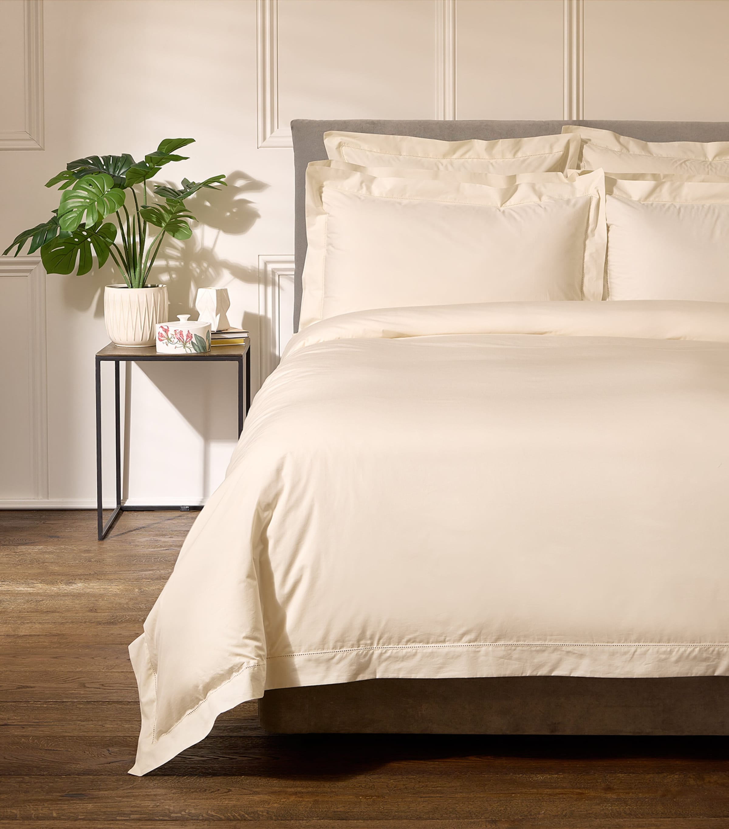 Harrods of London Cadogan Super King Duvet Cover Set (260cm x 220cm) Ivory Image 1