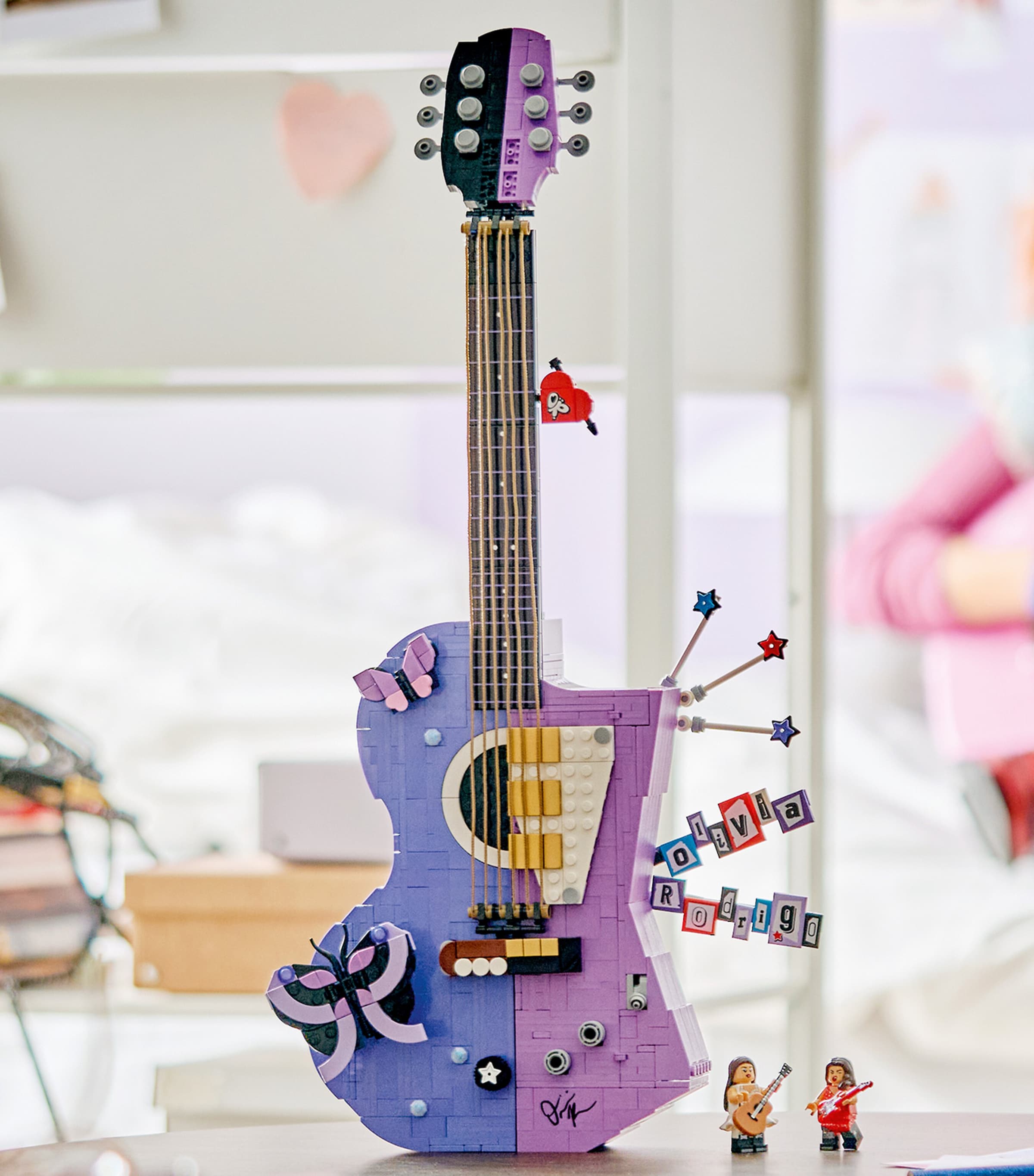 Lego LEGO Editions Olivia Rodrigo's Dual Guitar 43031 Image 5