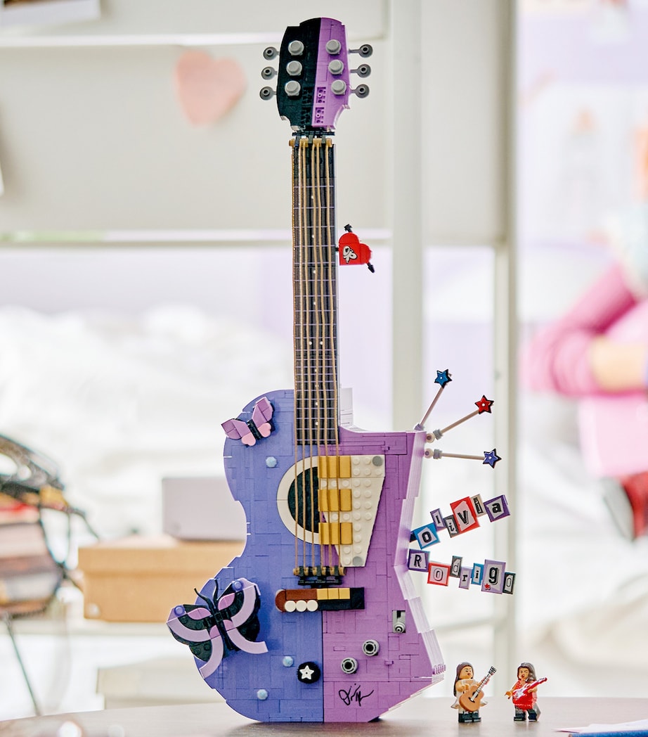 Lego LEGO Editions Olivia Rodrigo's Dual Guitar 43031 Image 5