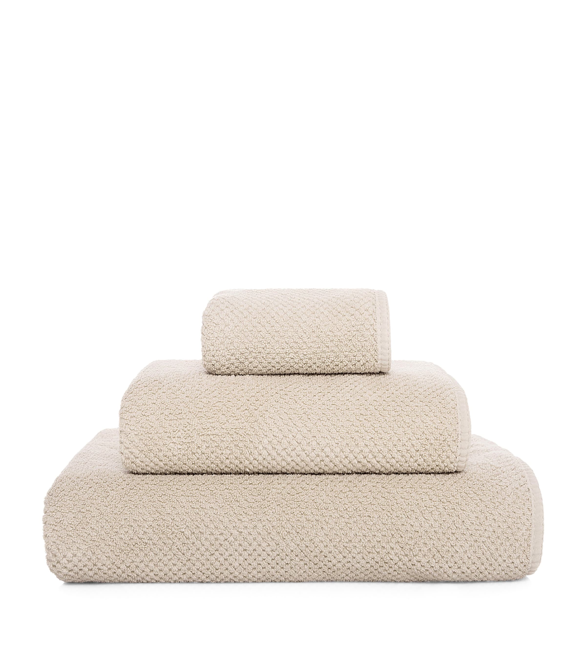 Graccioza Bee Waffle Bath Towel In Neutral