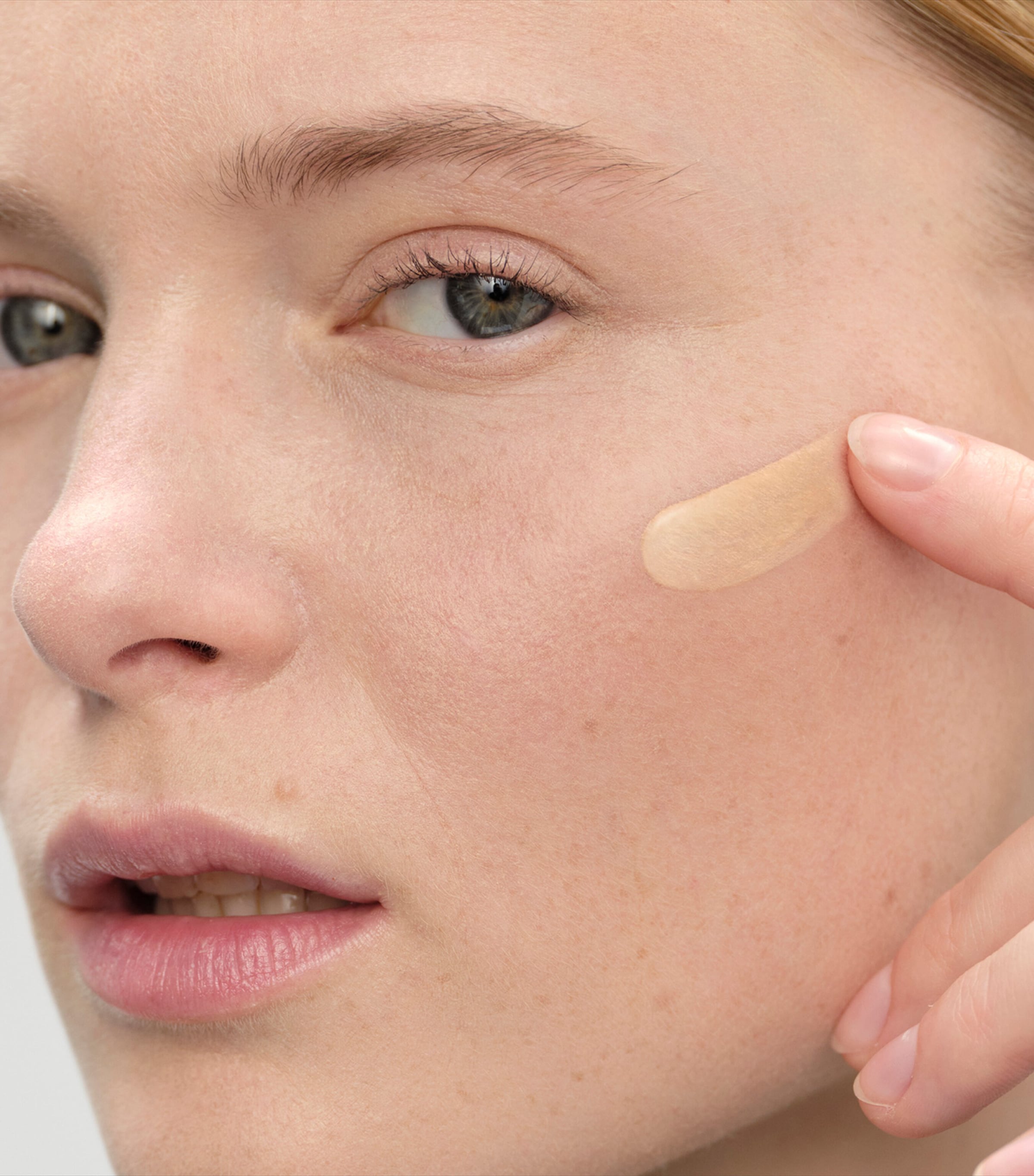 Reveal Skin Optimising Foundation LN5 Image 5