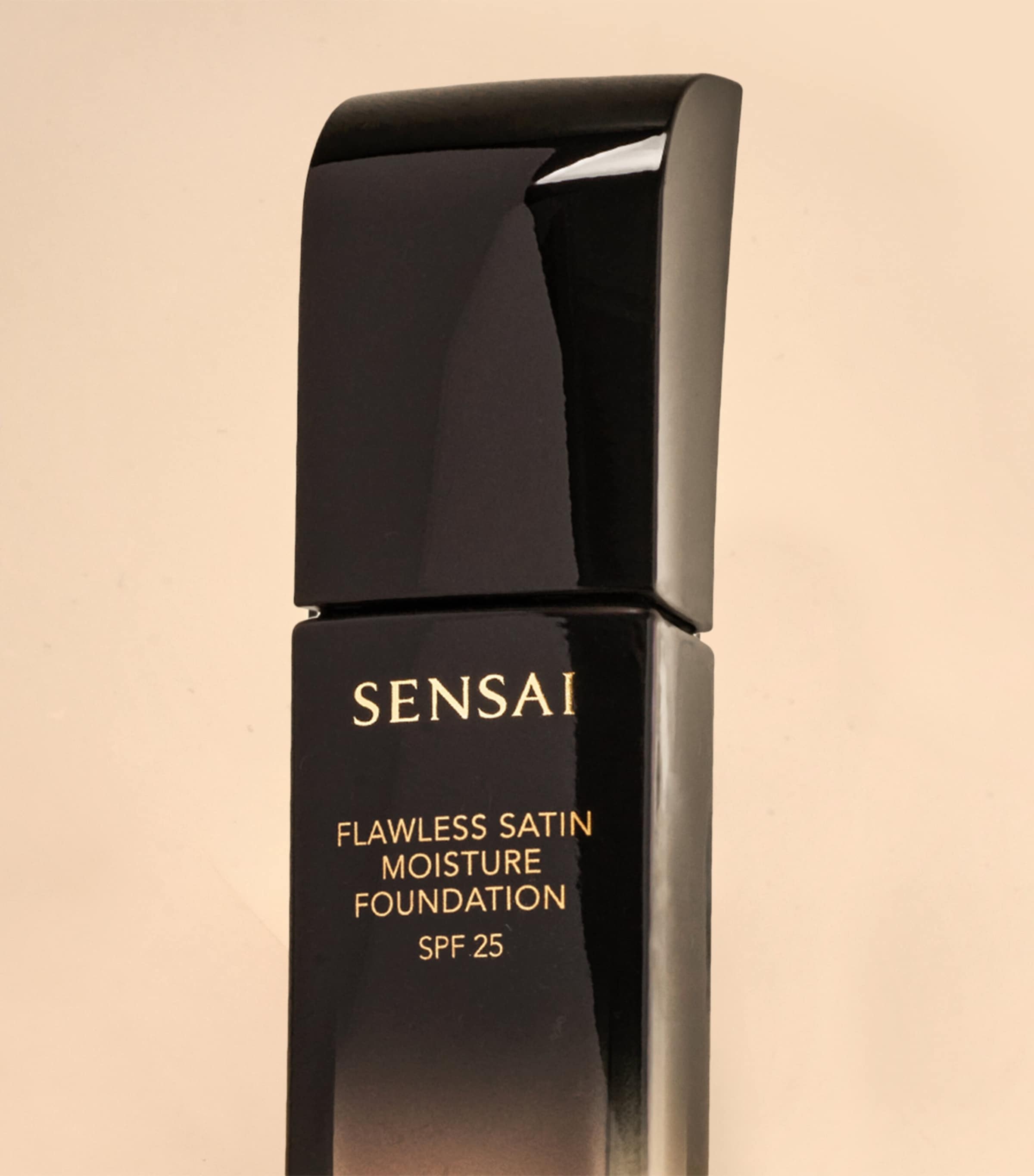 Flawless Satin Moisture Foundation SPF 25 FS102 IVORY BEIGE Image 3