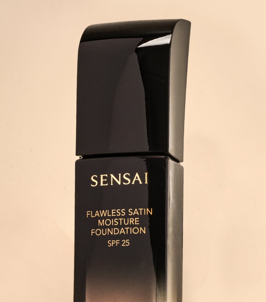 Flawless Satin Moisture Foundation SPF 25 FS102 IVORY BEIGE Image 3