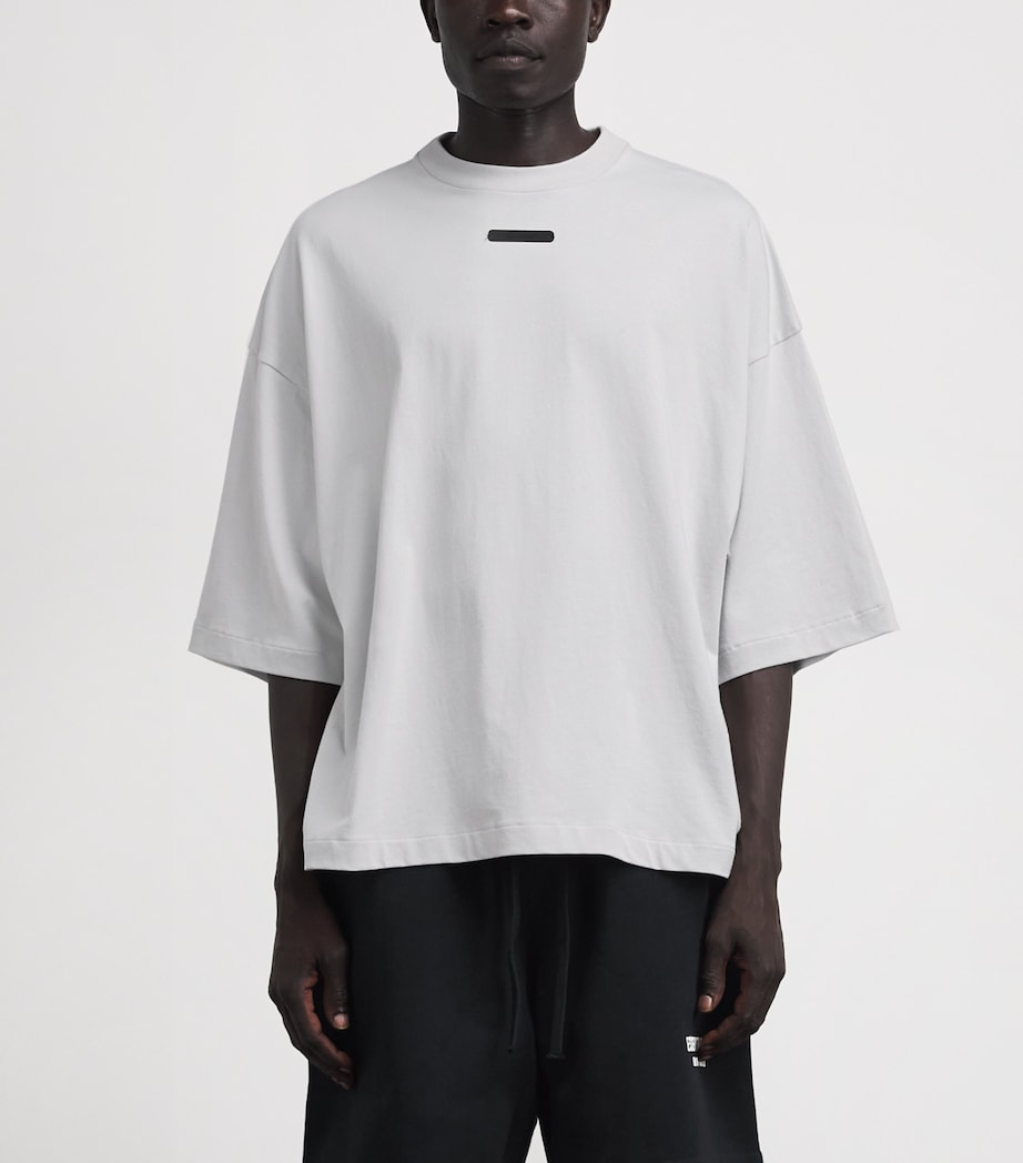 FEAR OF GOD ESSENTIALS Mens Cotton Boxy Merch T-Shirt Overcast Image 4