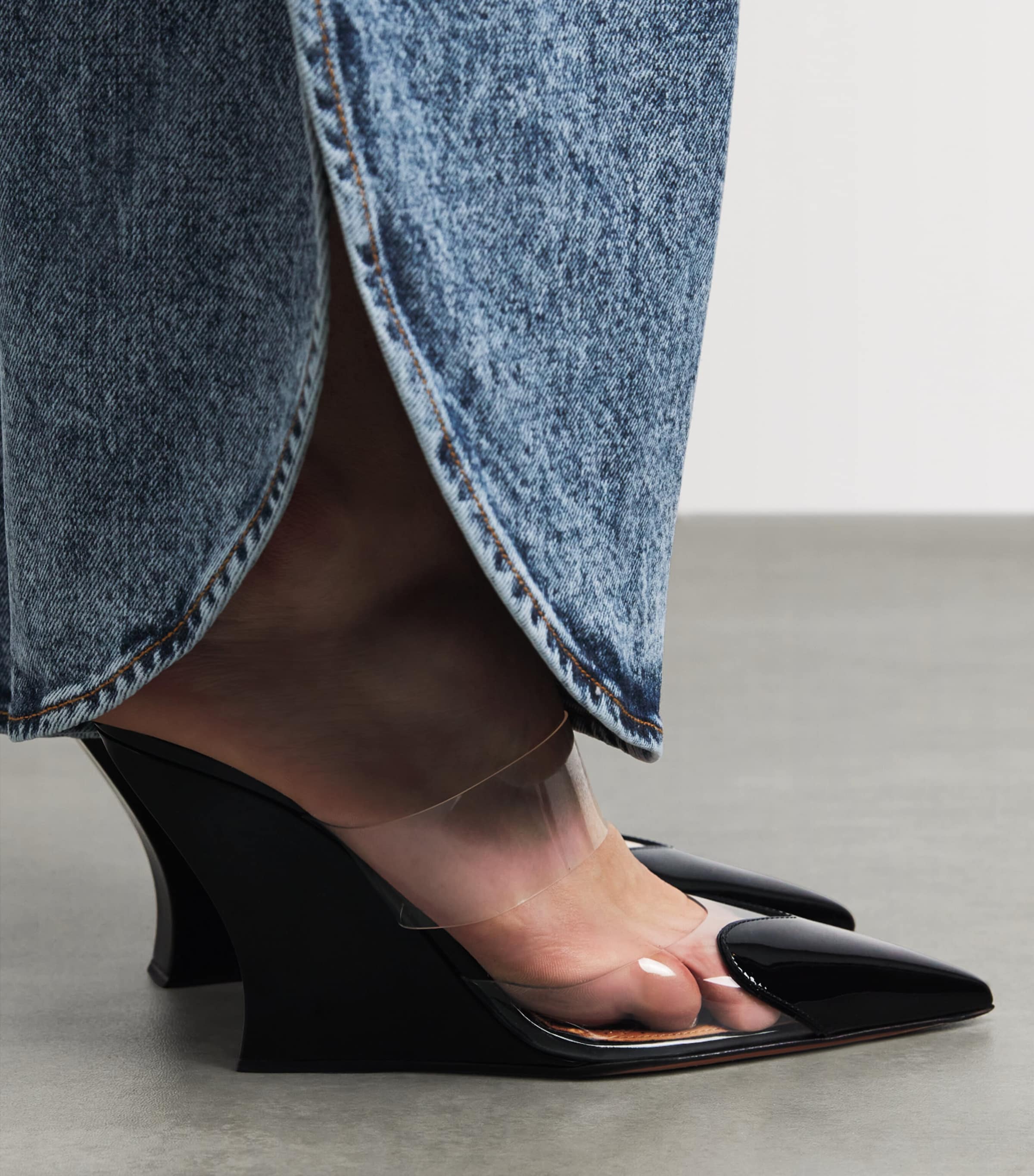Alaïa Patent Coeur Mules 90 Black Image 2