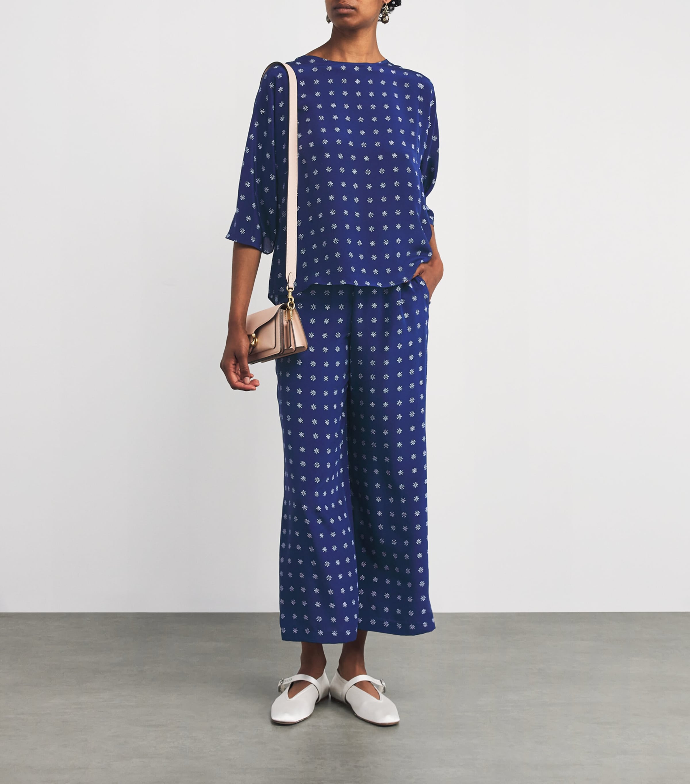 【送料&関税込】Weekend Max Mara Floral Printed Cropped Trou Weekend Max Mara Floral Printed Cropped Trousers | italist