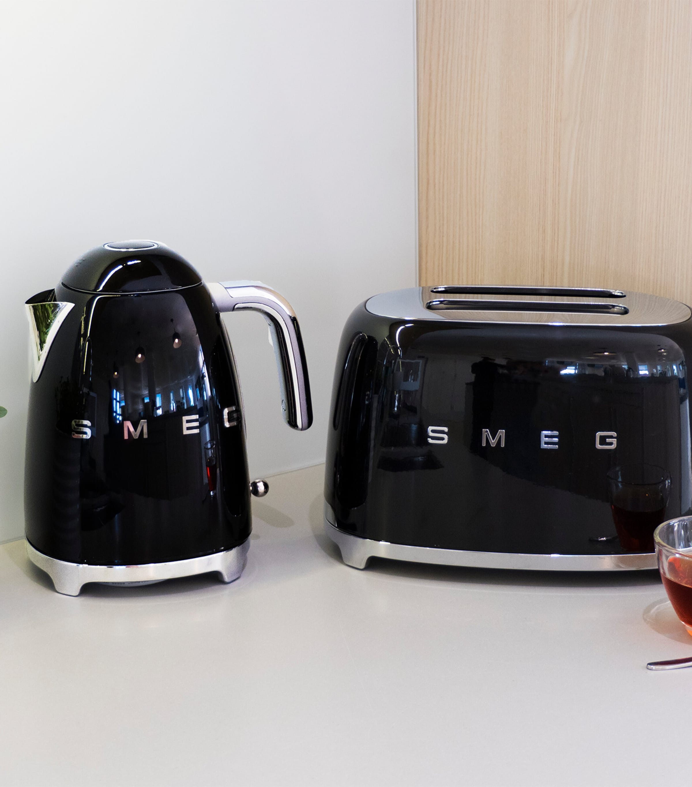 Smeg Retro Kettle | Kitchenware | Kitchen Appliances | Kettles | Designers | Smeg Smeg Retro Kettle | Kitchenware | Kitchen Appliances | Kettles | Designers | Smeg