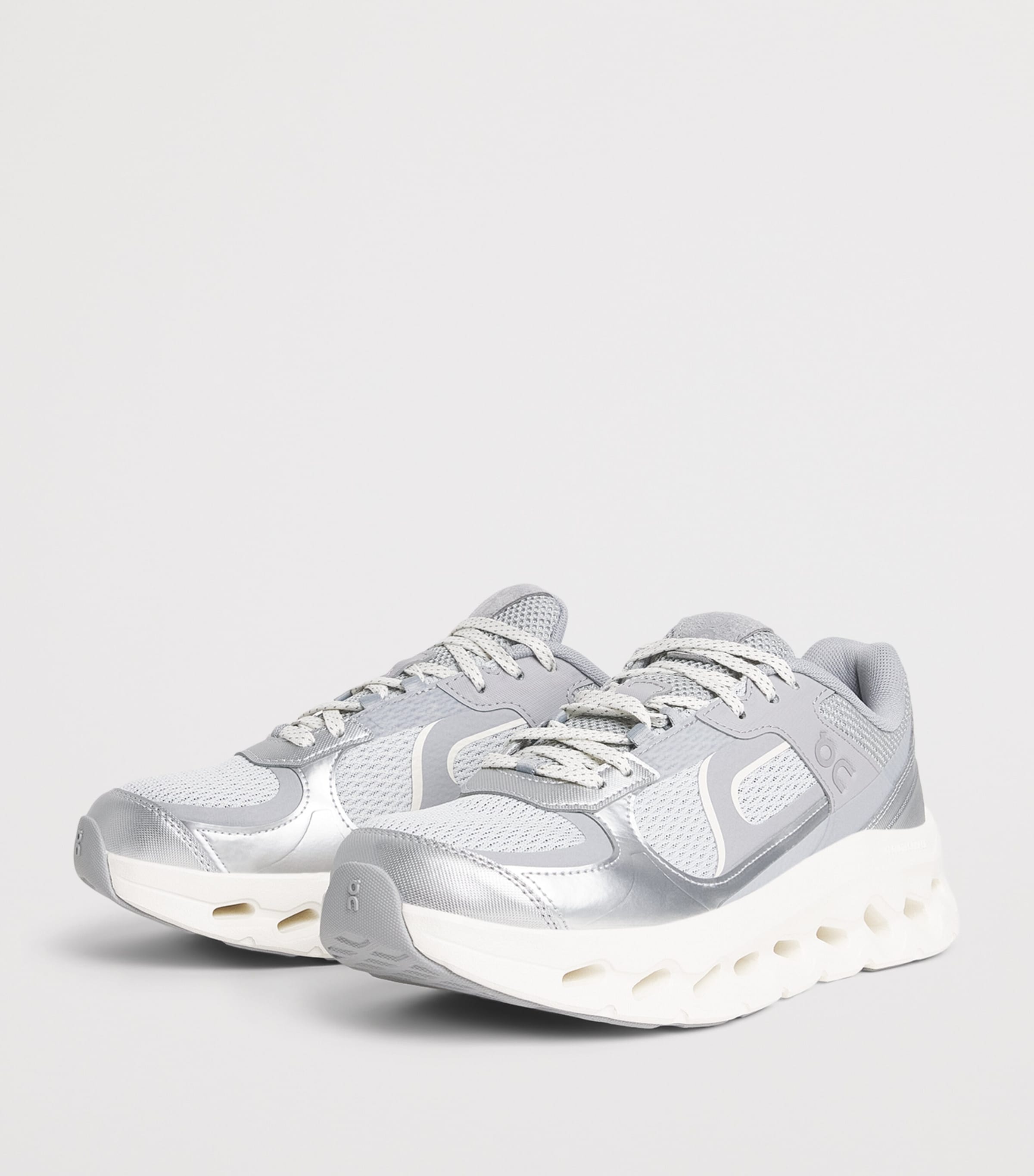 On Mens Cloudtilt Arc Trainers Alloy | Ivory Image 3