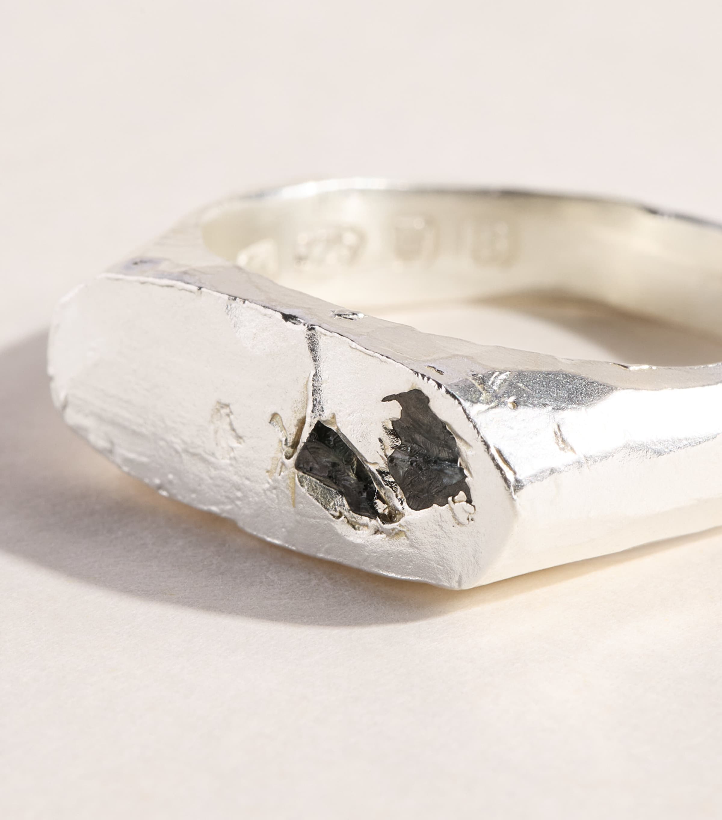 THE OUZE Sterling Silver and Sapphire Oval Signet Ring Silver/blue Image 3