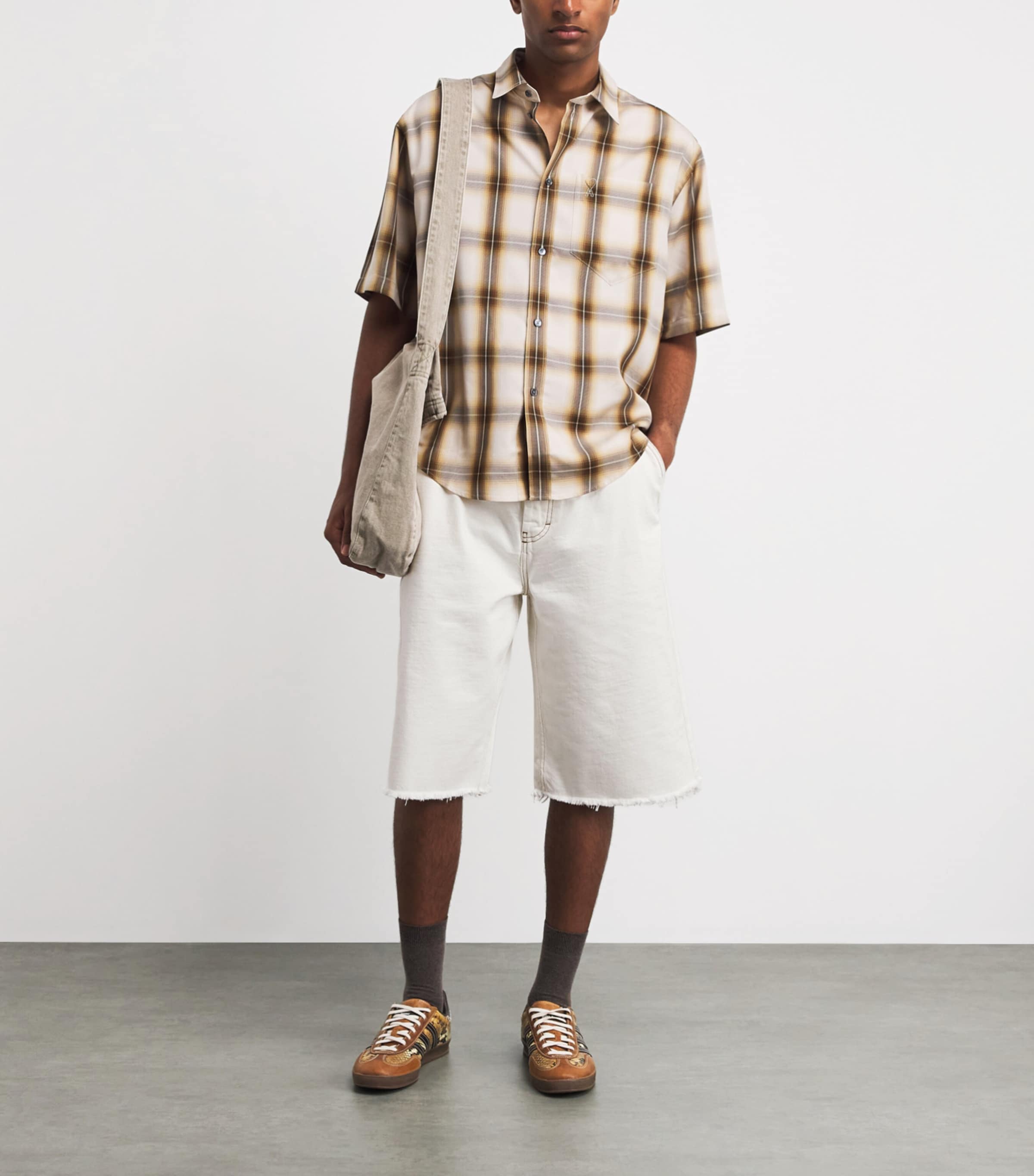 AMI Paris Mens Contrast-Stitch Oversized Denim Shorts Blanc Creme Image 2