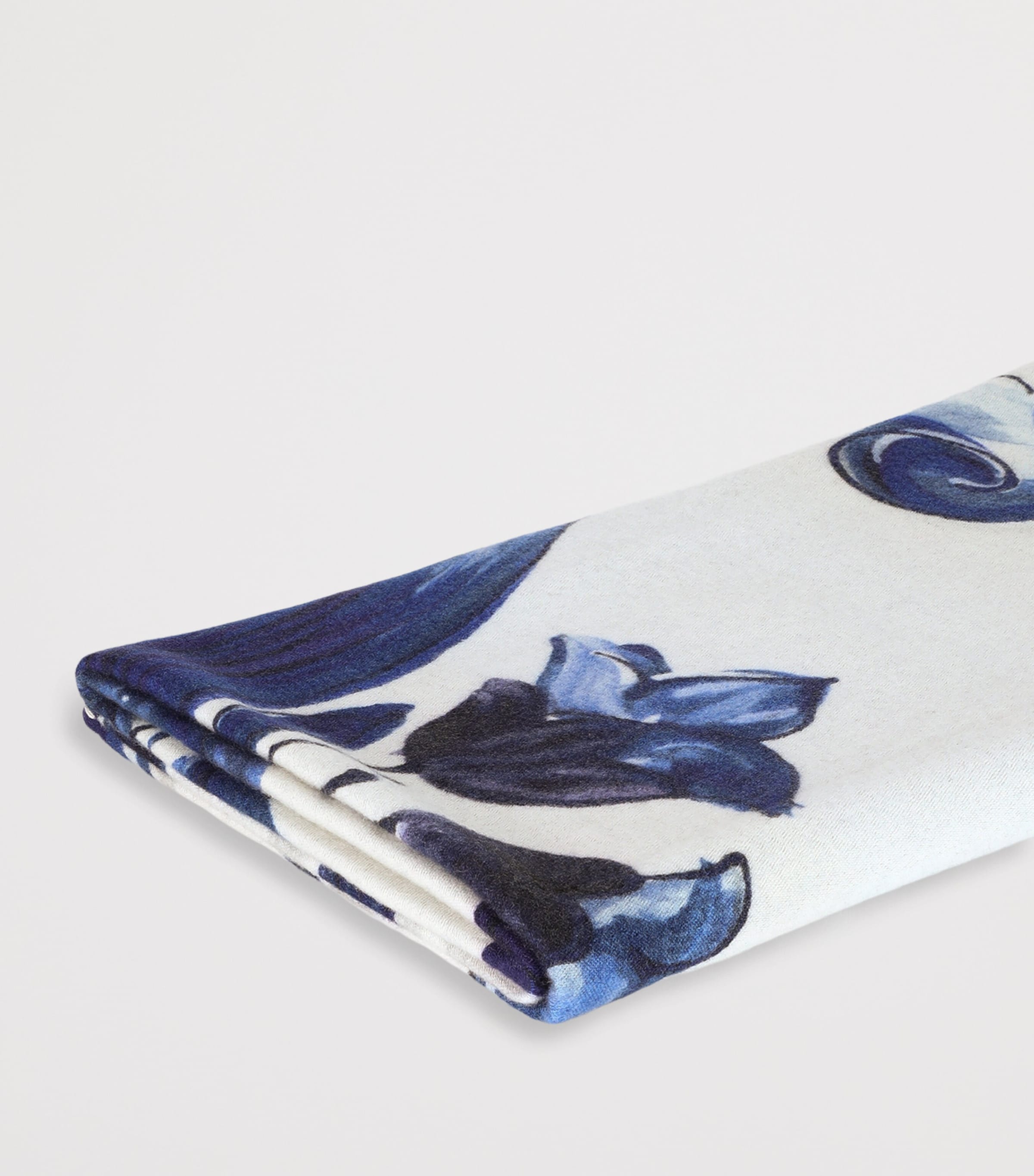 Wool-Silk Majolica Print Throw (140cm x 180cm) UB013-MAIOLICA BLU F Image 4