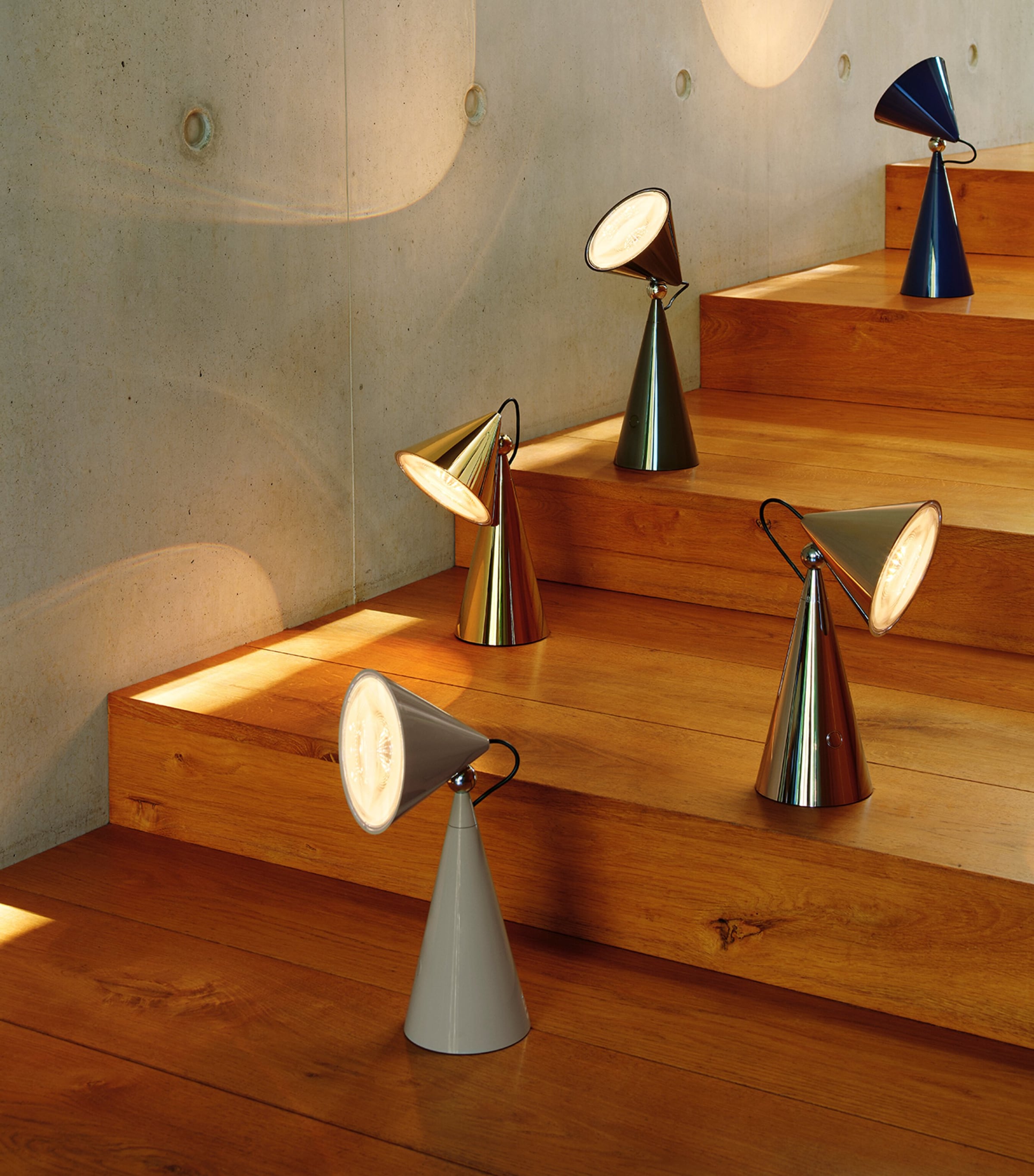 Portable Pose Table Lamp GOLD Image 10