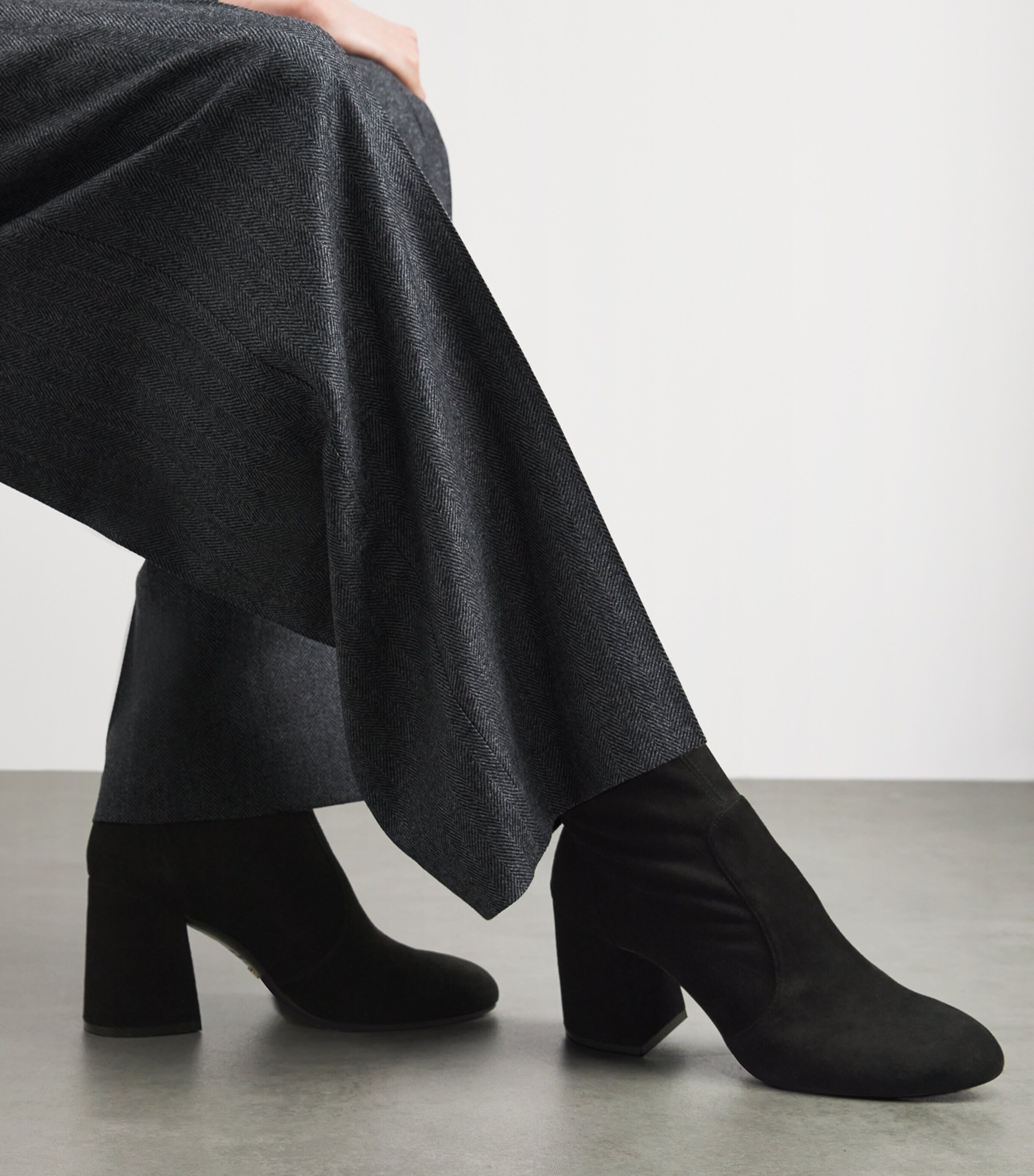 Stuart Weitzman Flareblock Heeled Boots 85 Black Image 2