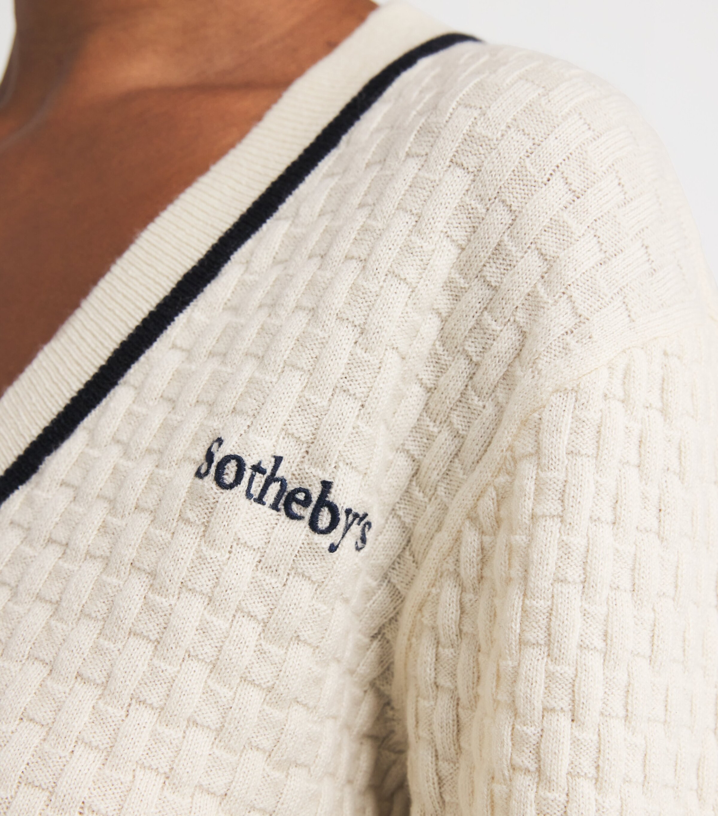 FRAME Womens x Sotheby's Cashmere V-Neck Sweater Cream Image 6