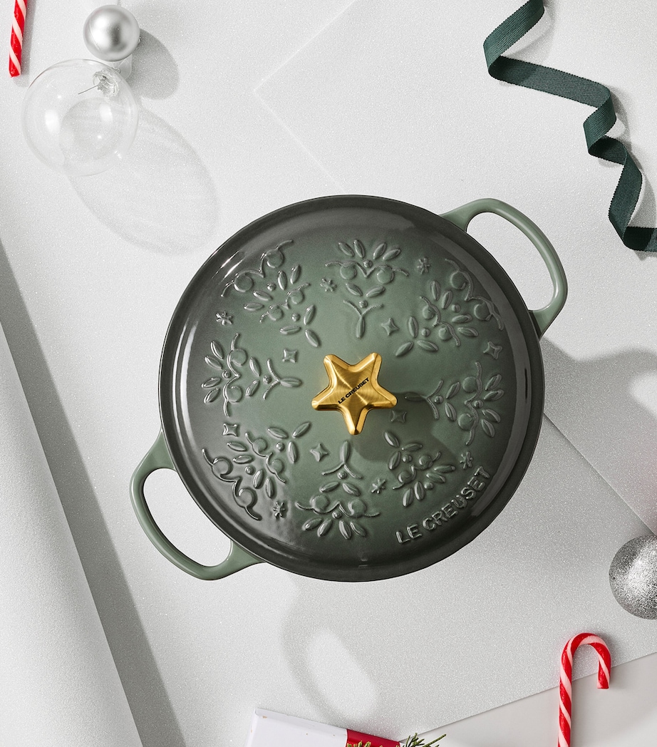 Cast Iron Christmas Round Casserole Dish (24 cm) NO COLOUR Image 6