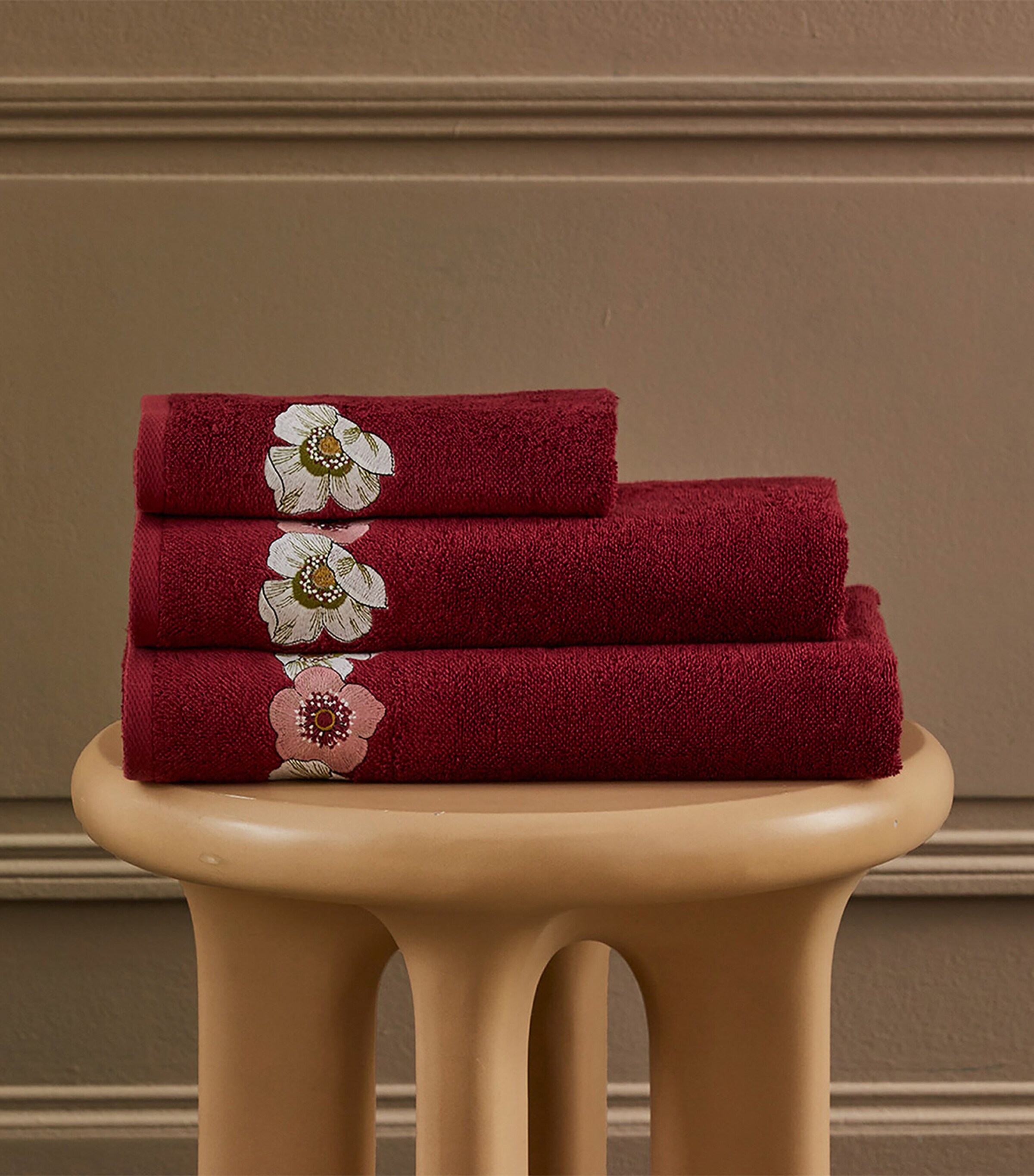 Yves Delorme Corolles Bath Towel (70cm x 140cm) Burgandy Image 3