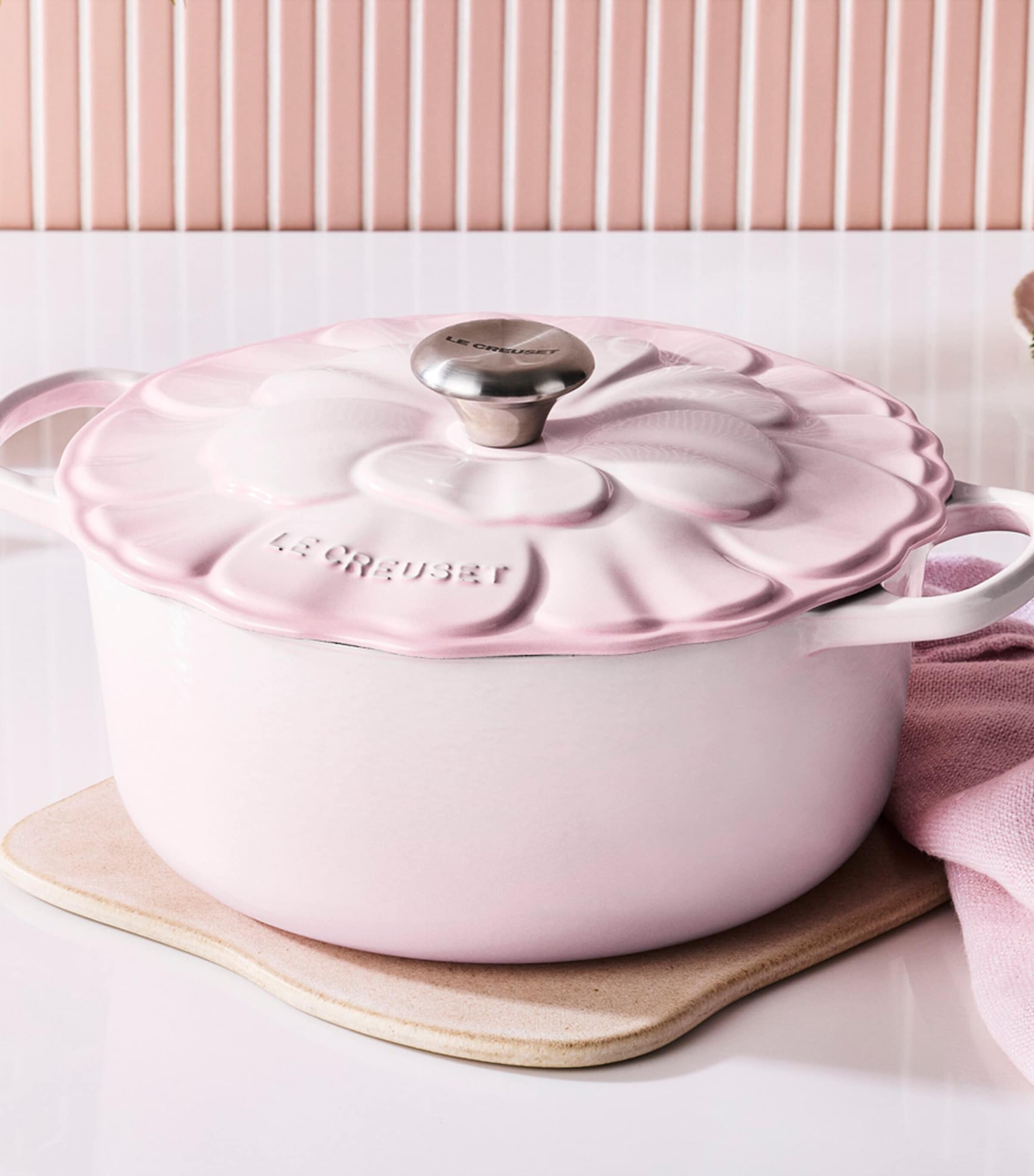 Le Creuset Cast Iron Round Petal Casserole Dish (26cm) Shell Pink Image 7