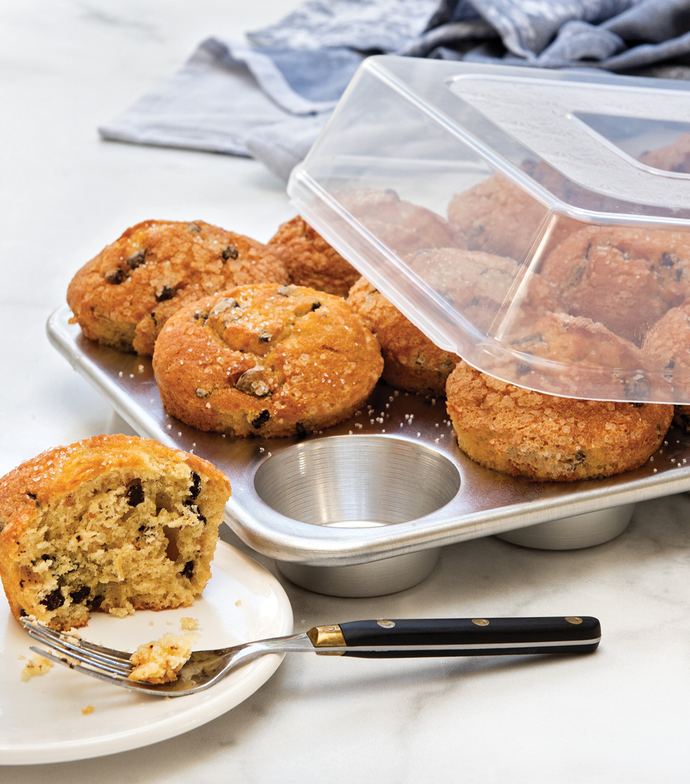 Naturals 12-Cup Muffin Pan with Lid (34cm x 25cm) SILVER Image 4