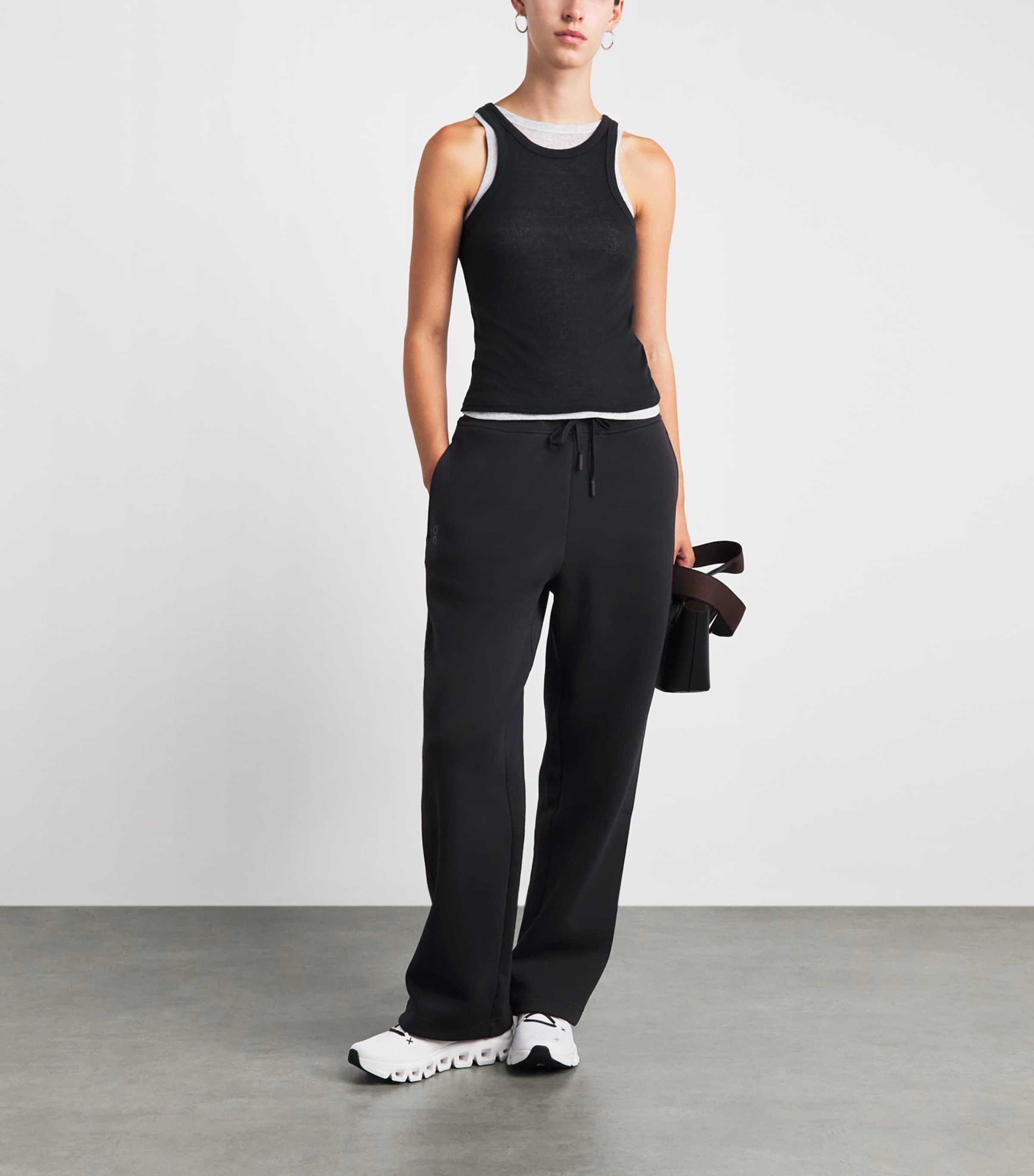 On Womens Focus Tech Sweatpants Black Image 2