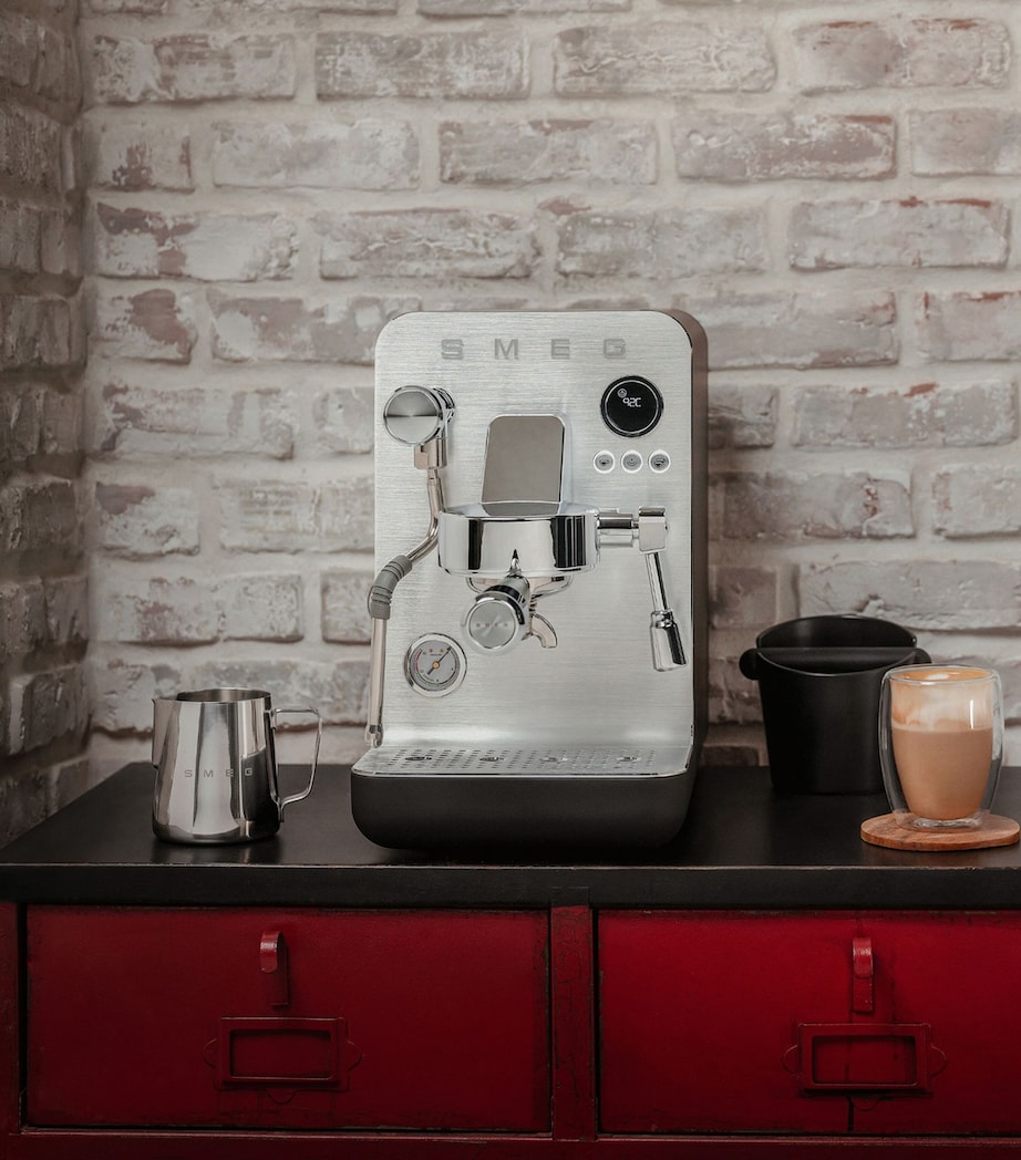 EMC02BLMUK Mini Pro Espresso Machine BLACK MATTE Image 3