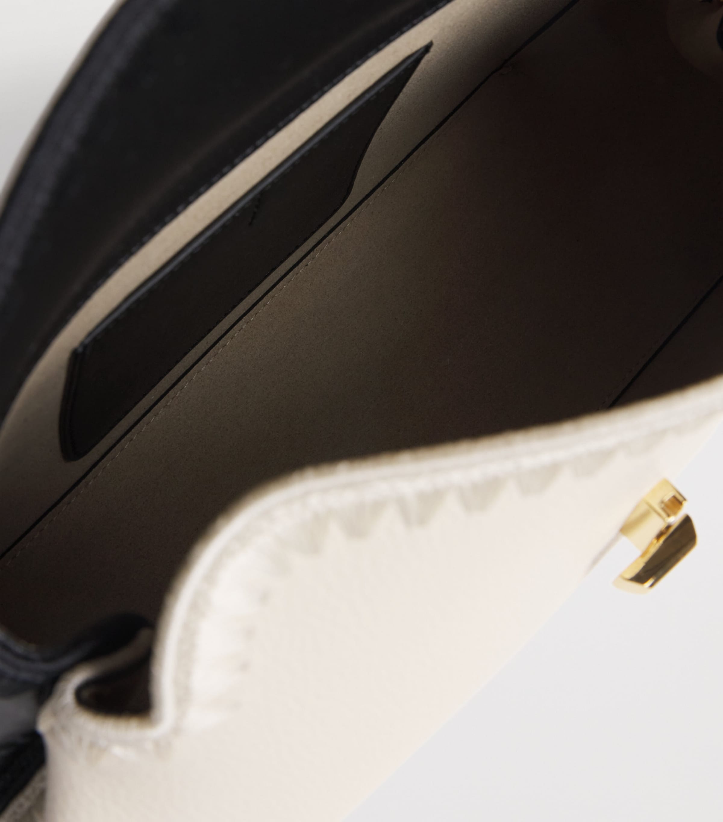 Leather T-Lock Clutch Bag 349 BLACK/MILK Image 4