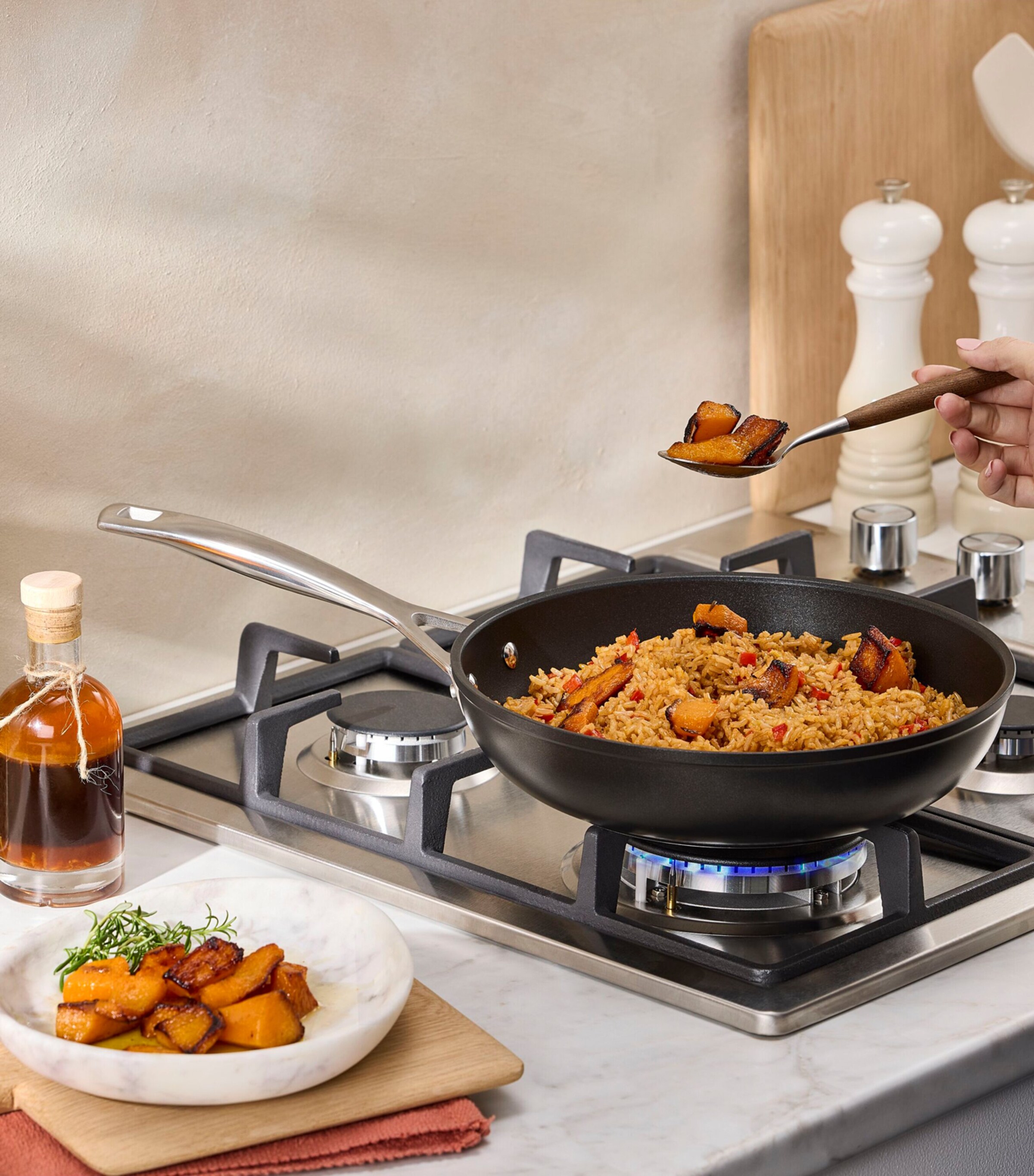 Le Creuset Non-Stick Deep Frying Pan (26cm) Image 9