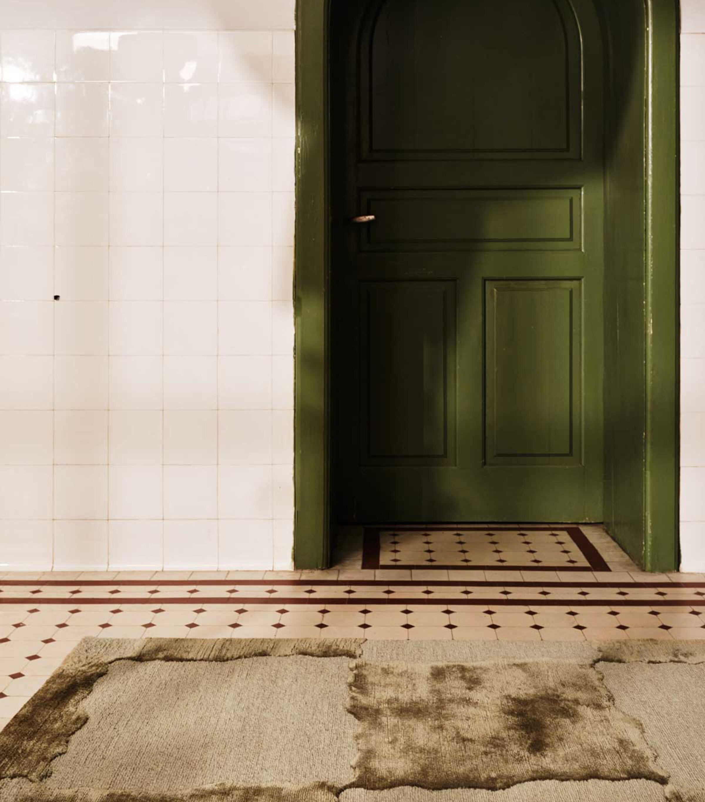 x Kelly Wearstler Arwen Moss Rug (2.44m x 3.05m) GREEN Image 12